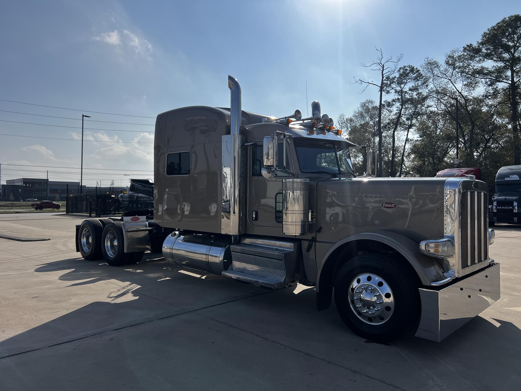 2020 PETERBILT 389 - image 3 of 6