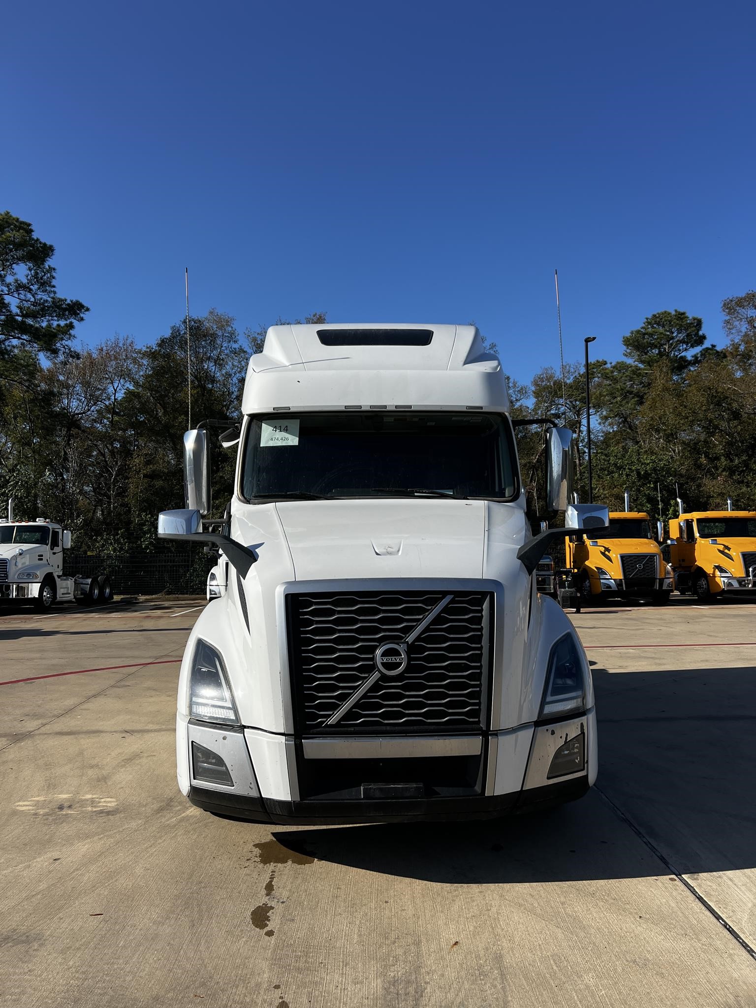 2020 VOLVO VNL64T860 - image 2 of 6