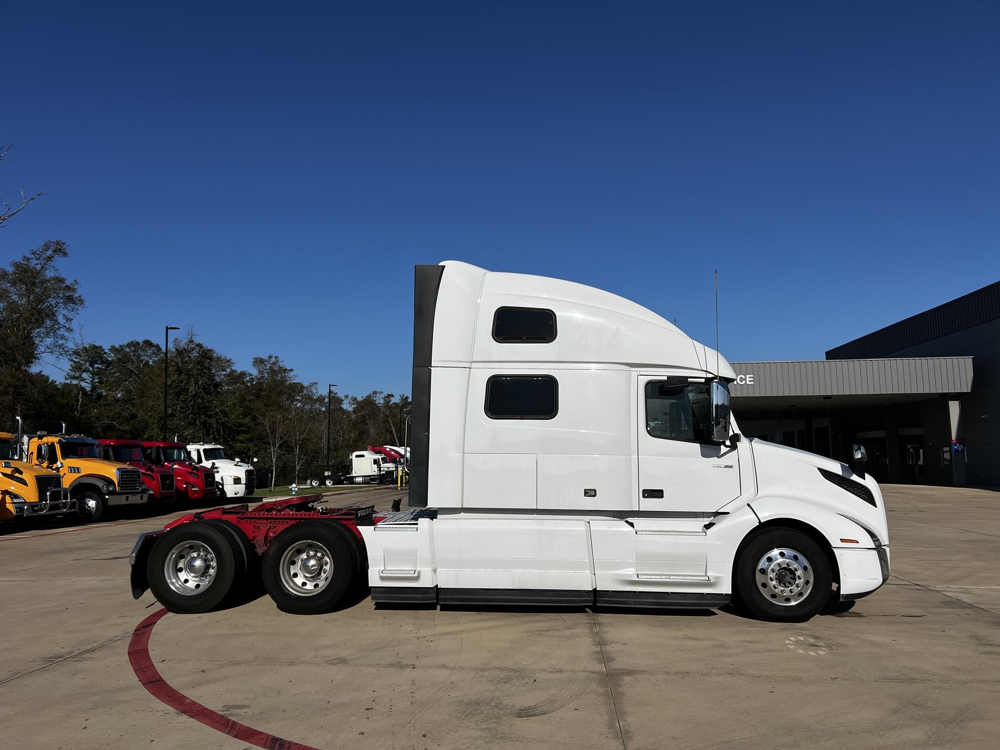 2020 VOLVO VNL64T860 - image 4 of 6