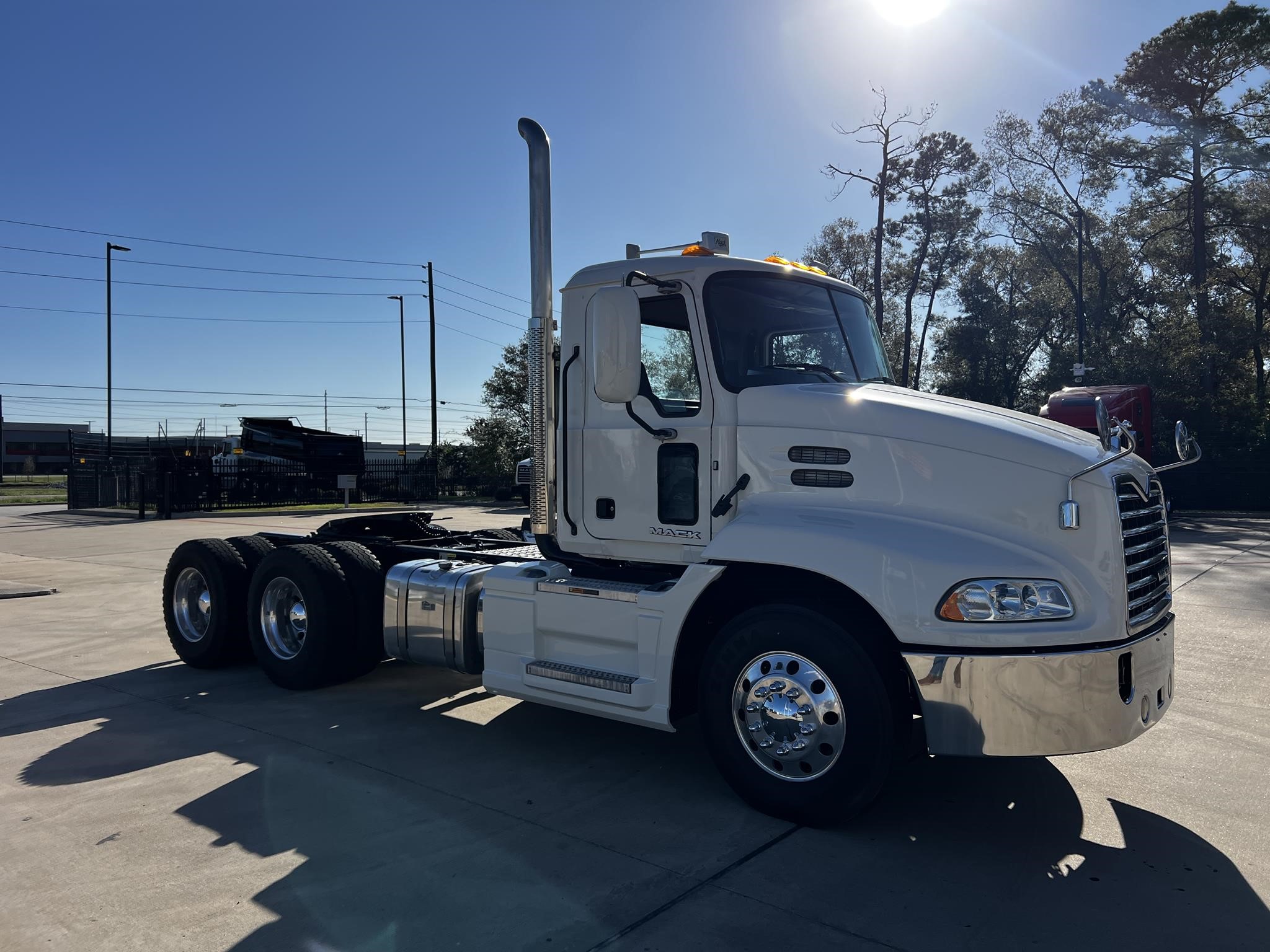 2017 MACK PINNACLE CXU613 - image 3 of 6