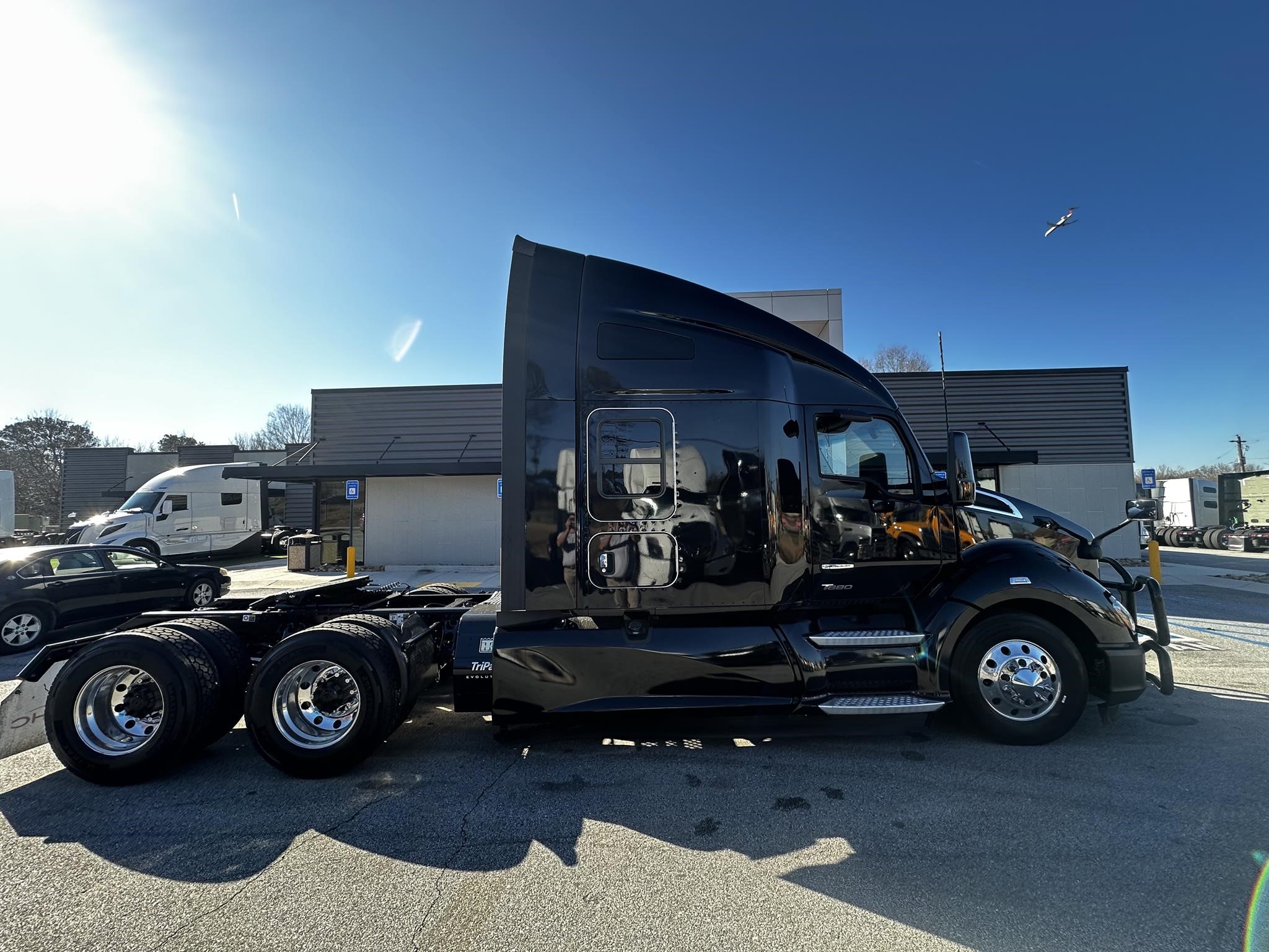 2022 KENWORTH T680 - image 2 of 6