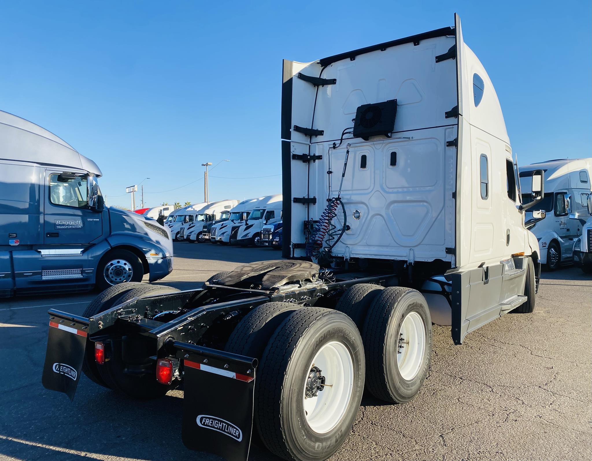 2022 FREIGHTLINER CASCADIA 126 - image 4 of 6