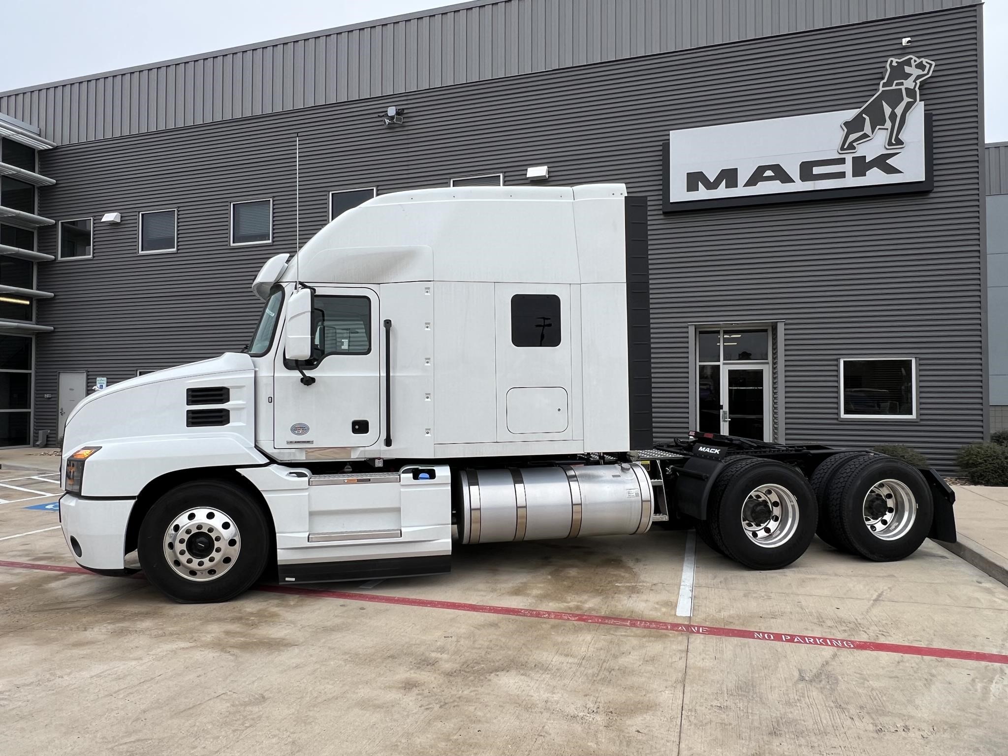 2024 MACK ANTHEM 64T - image 2 of 6