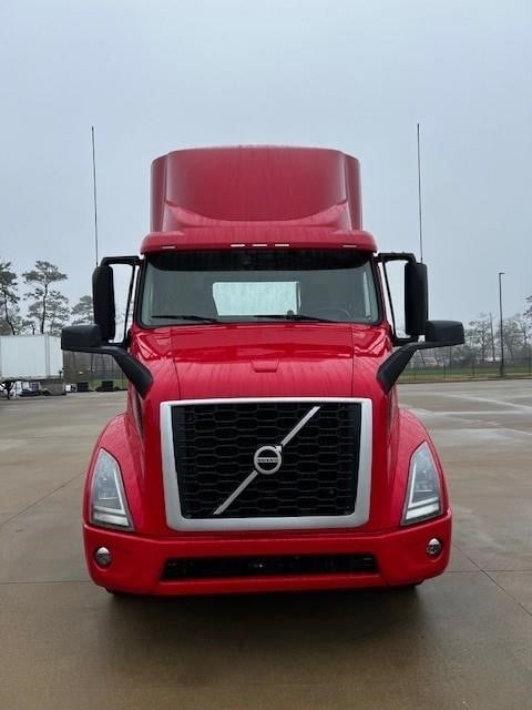 2020 VOLVO VNR64T300 - image 2 of 6