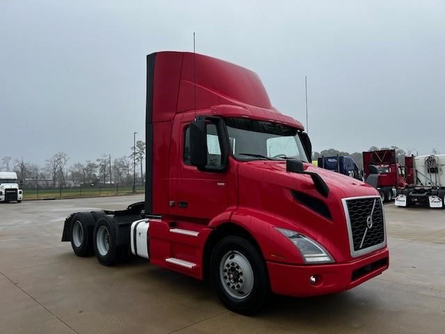 2020 VOLVO VNR64T300 - image 3 of 6