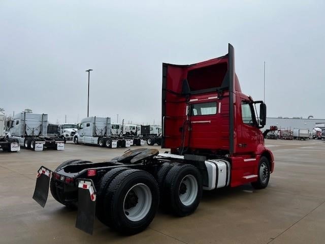 2020 VOLVO VNR64T300 - image 4 of 6