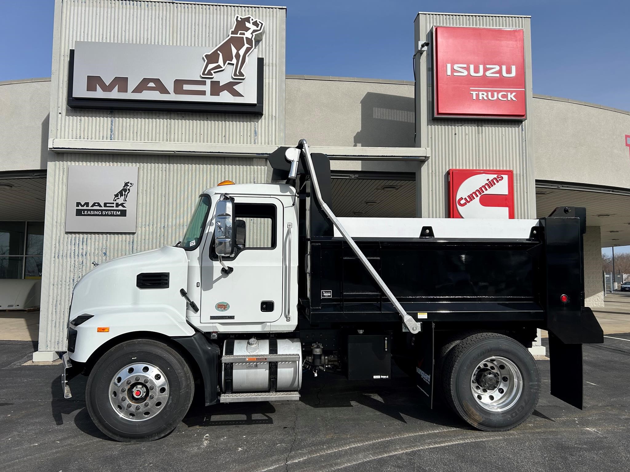 2025 MACK MD6 - image 3 of 6