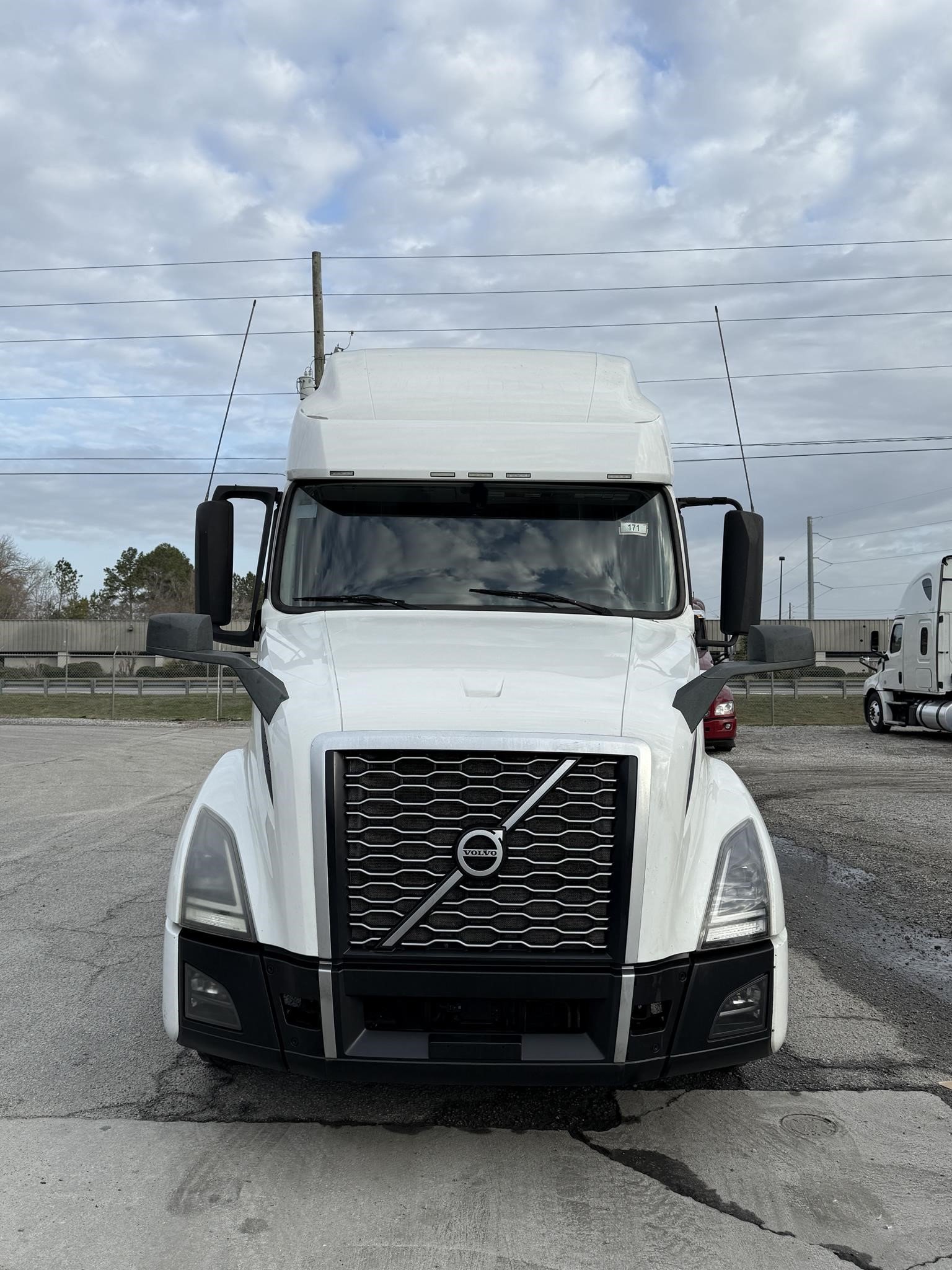 2020 VOLVO VNL64T760 - image 2 of 6