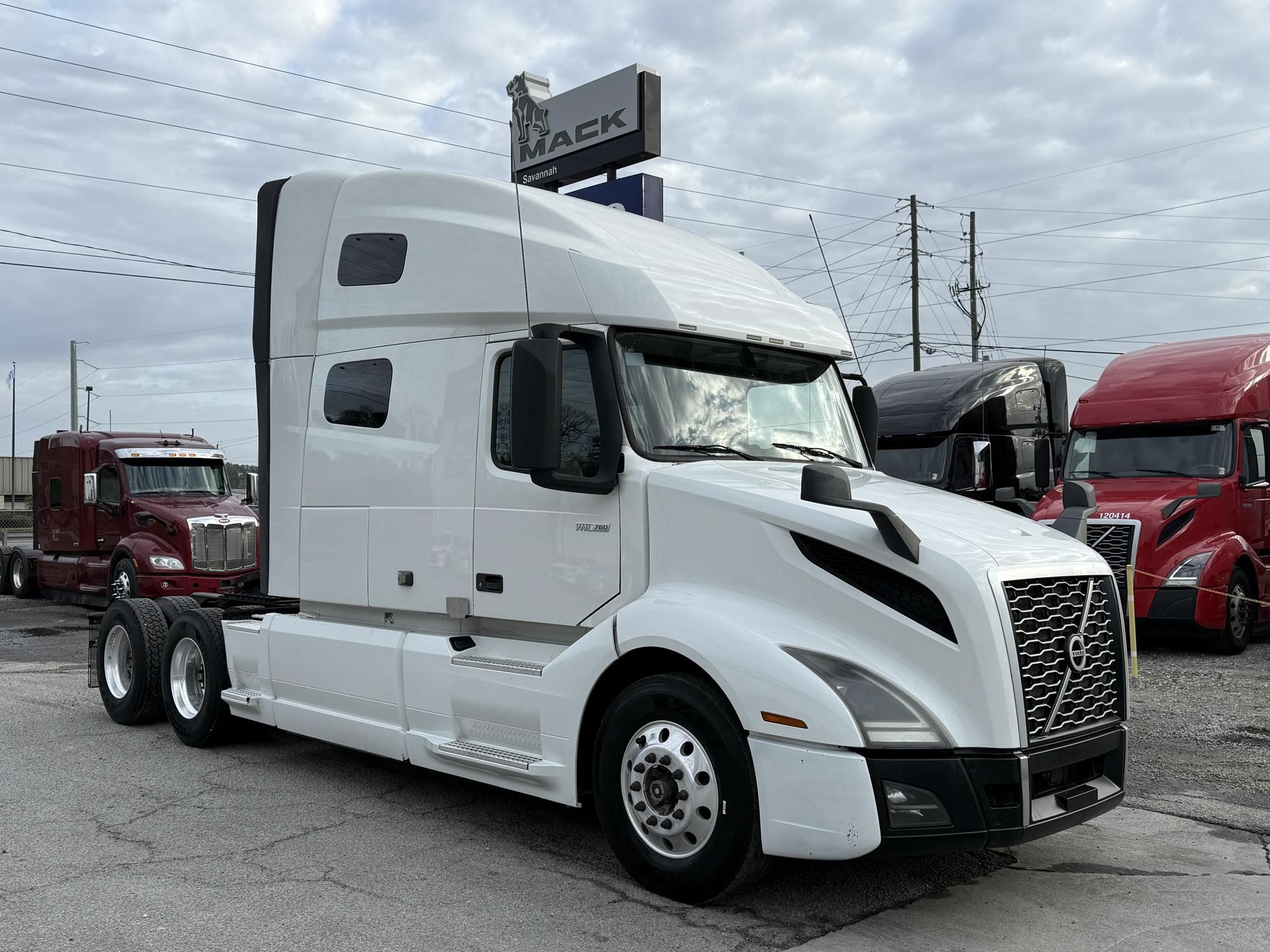 2020 VOLVO VNL64T760 - image 3 of 6