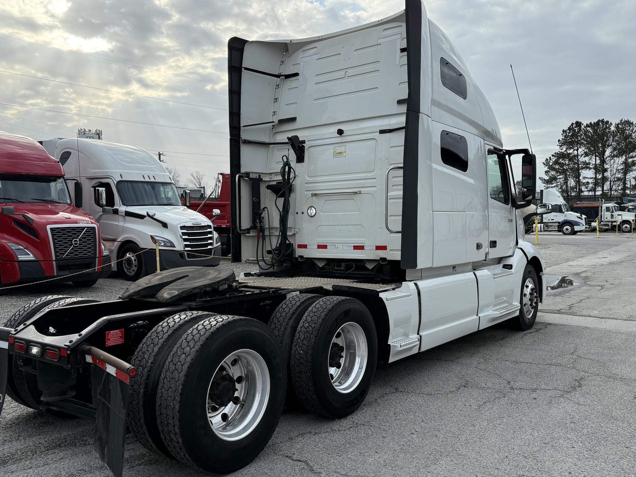 2020 VOLVO VNL64T760 - image 4 of 6