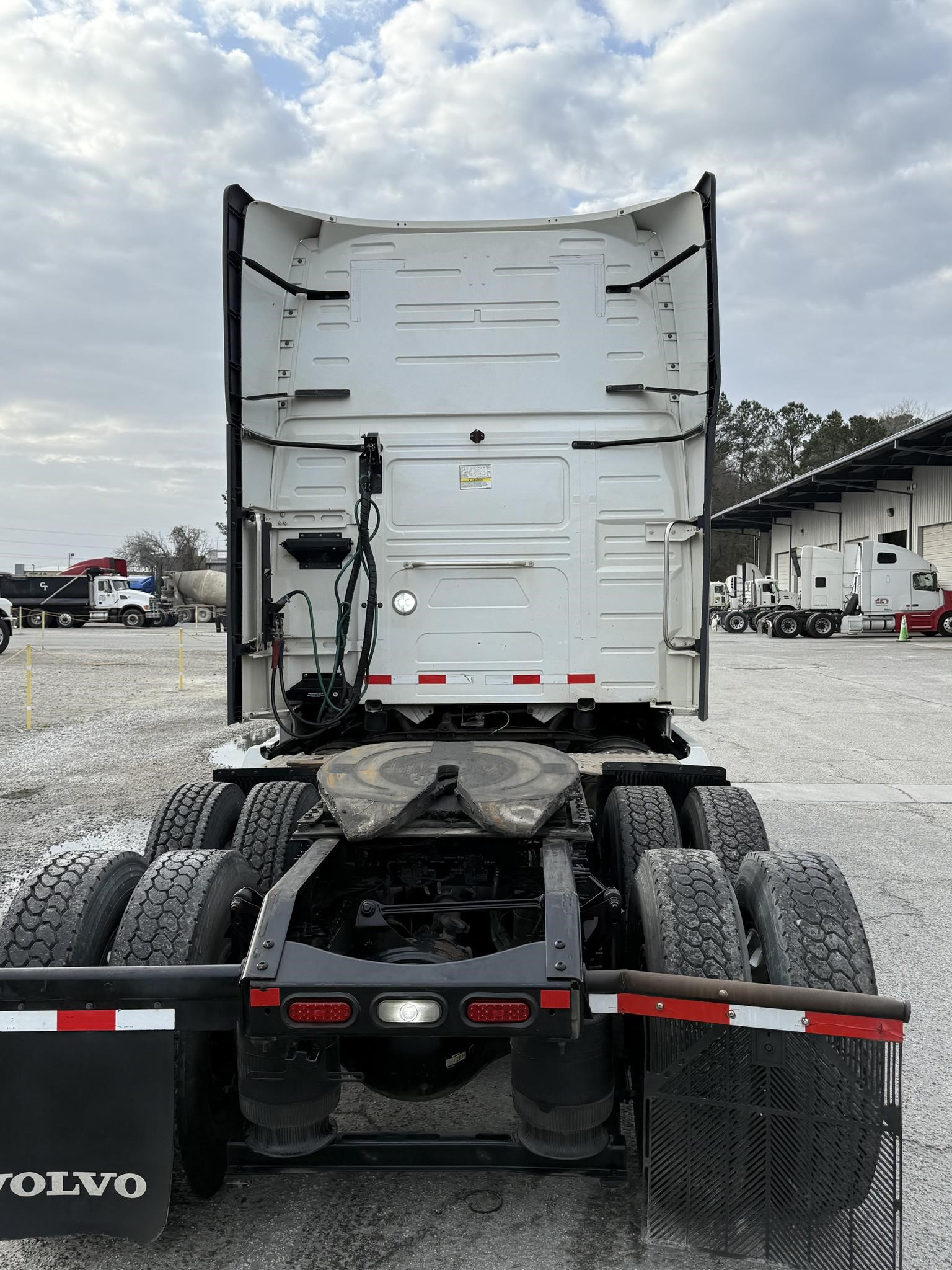 2020 VOLVO VNL64T760 - image 5 of 6