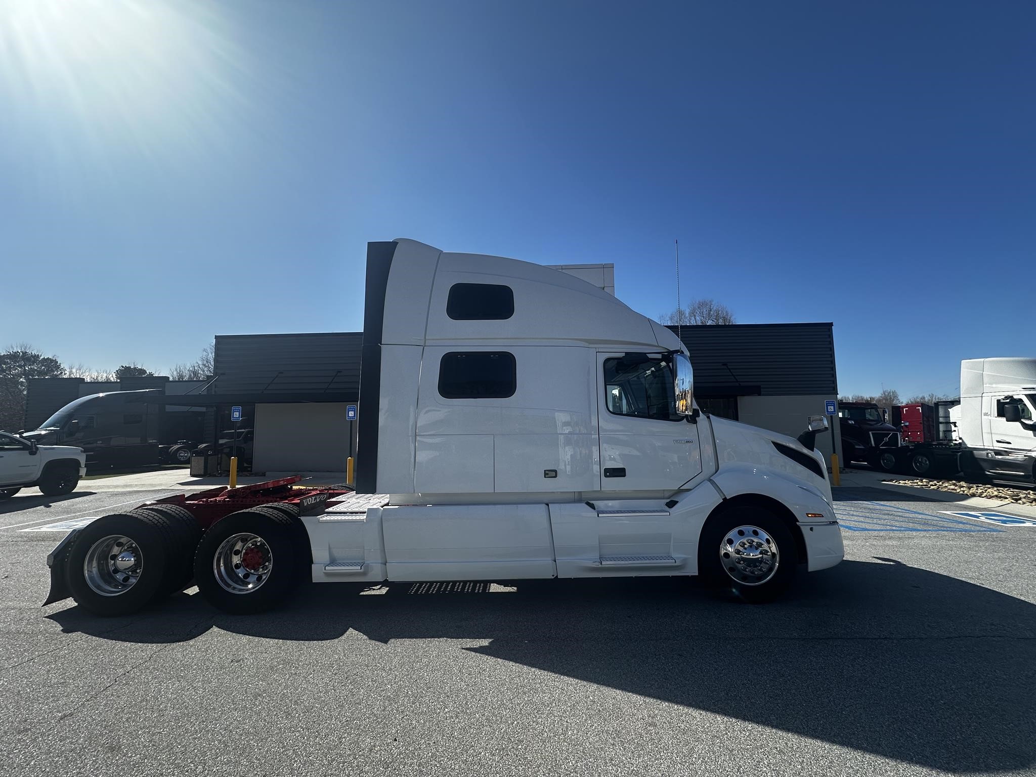 2021 VOLVO VNL64T860 - image 2 of 6