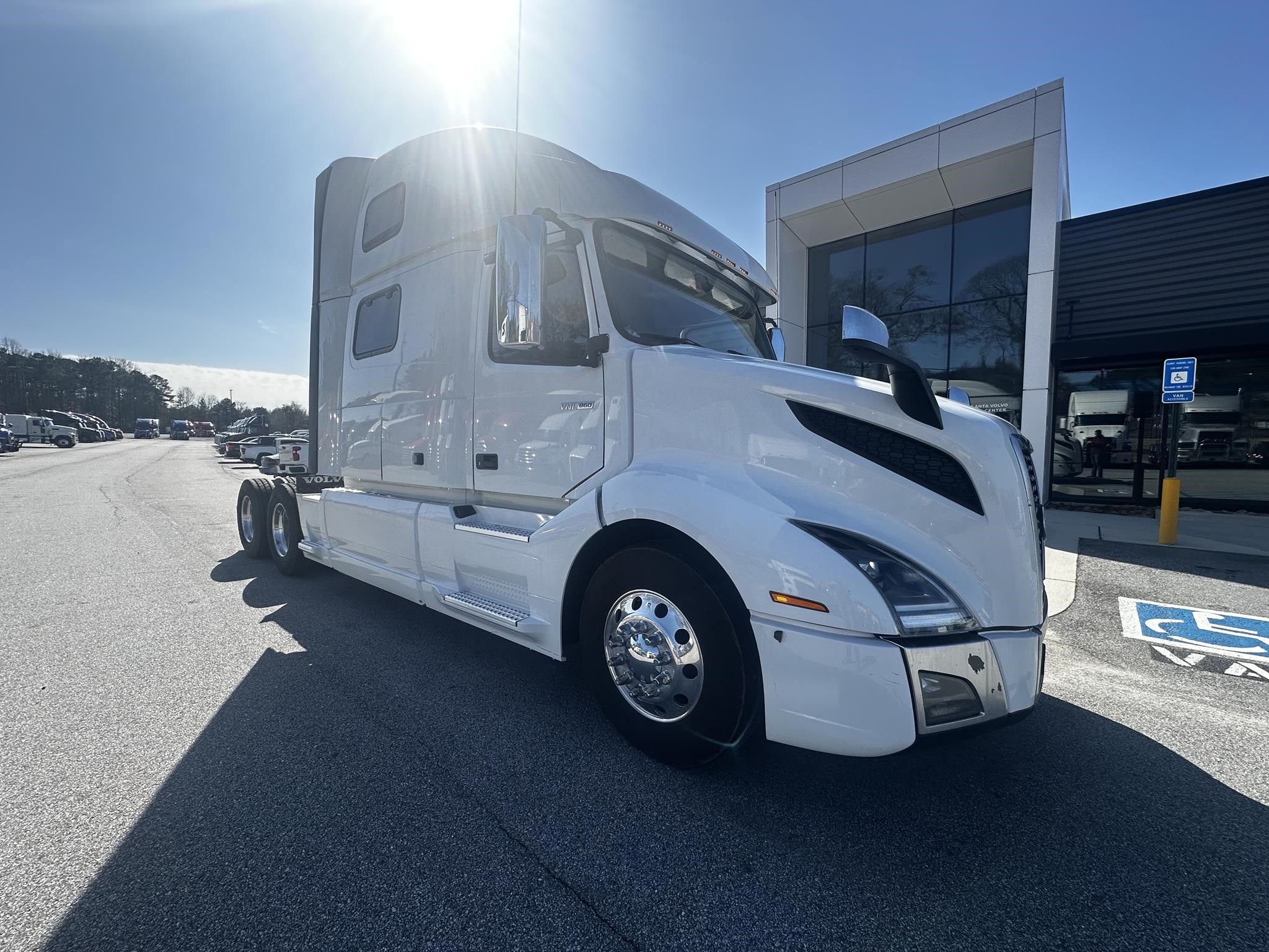 2021 VOLVO VNL64T860 - image 1 of 6