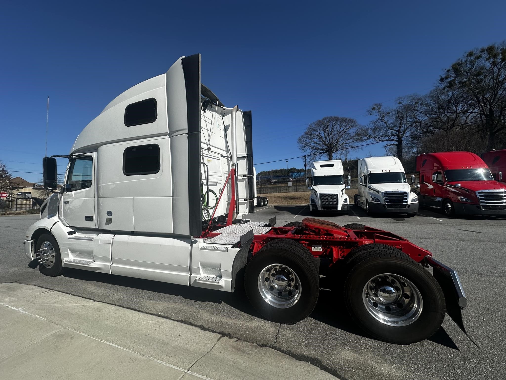 2021 VOLVO VNL64T860 - image 5 of 6