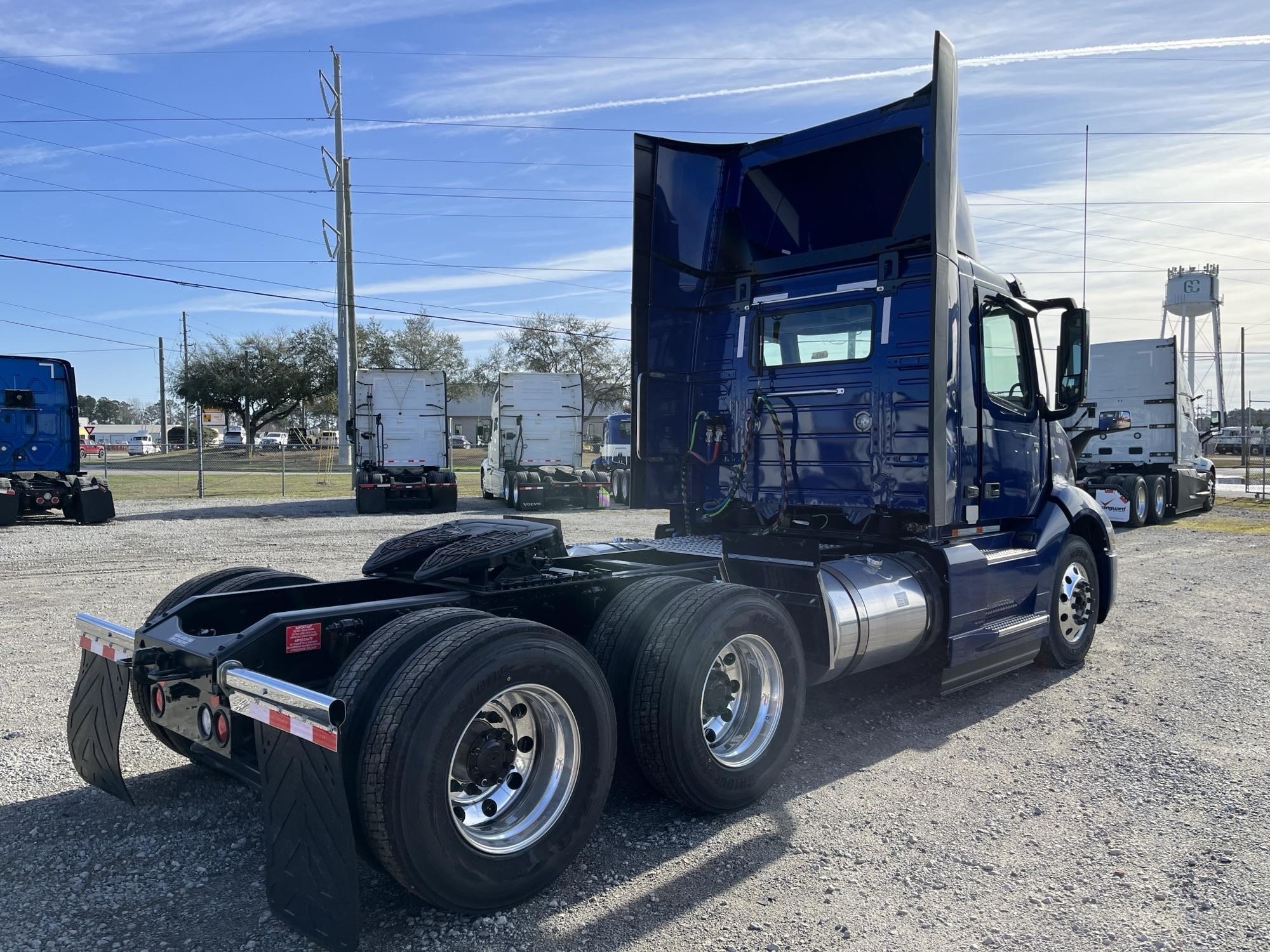 2025 VOLVO VNL64T300 - image 3 of 5