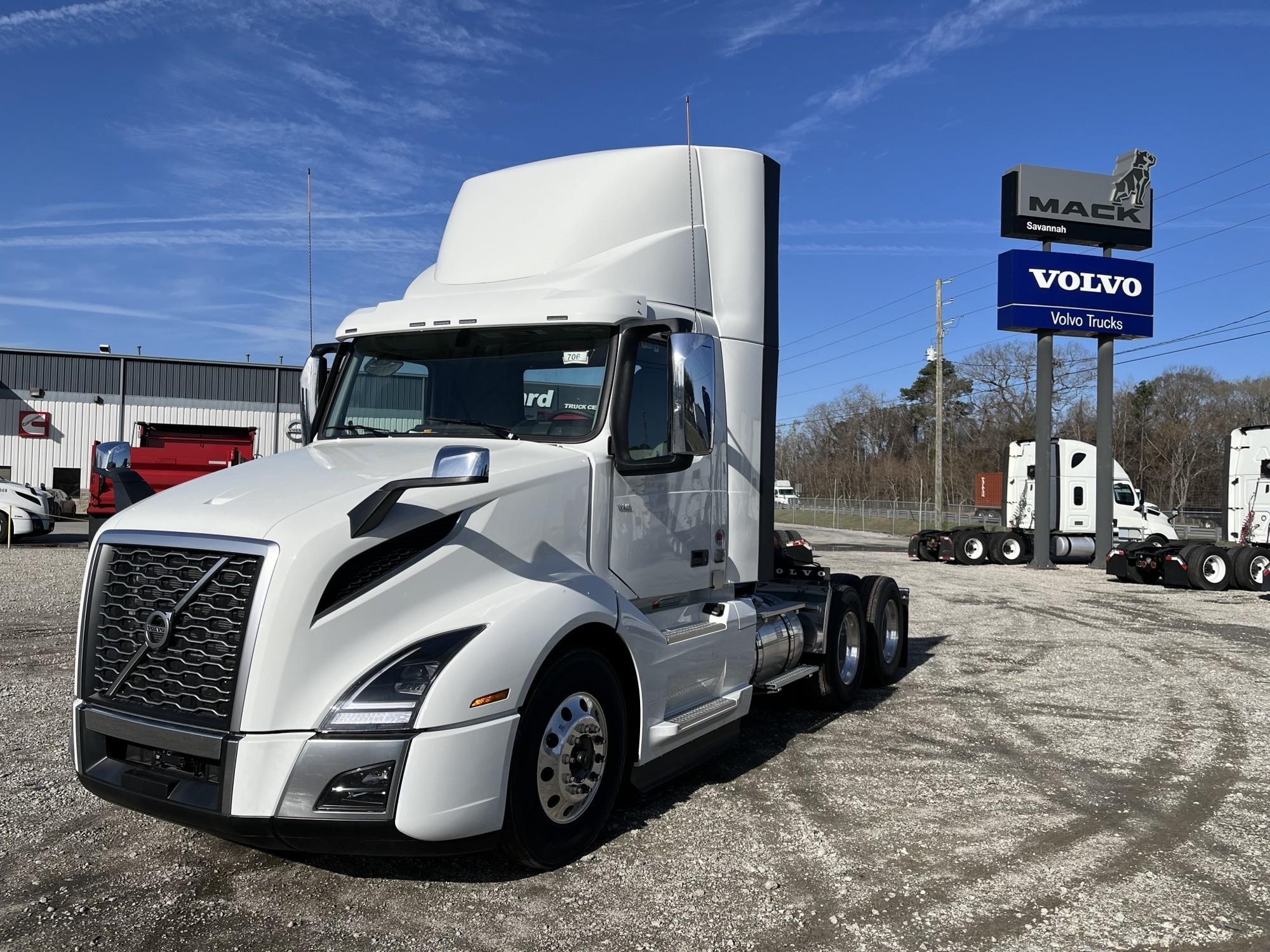 2025 VOLVO VNL64T300 - image 1 of 5