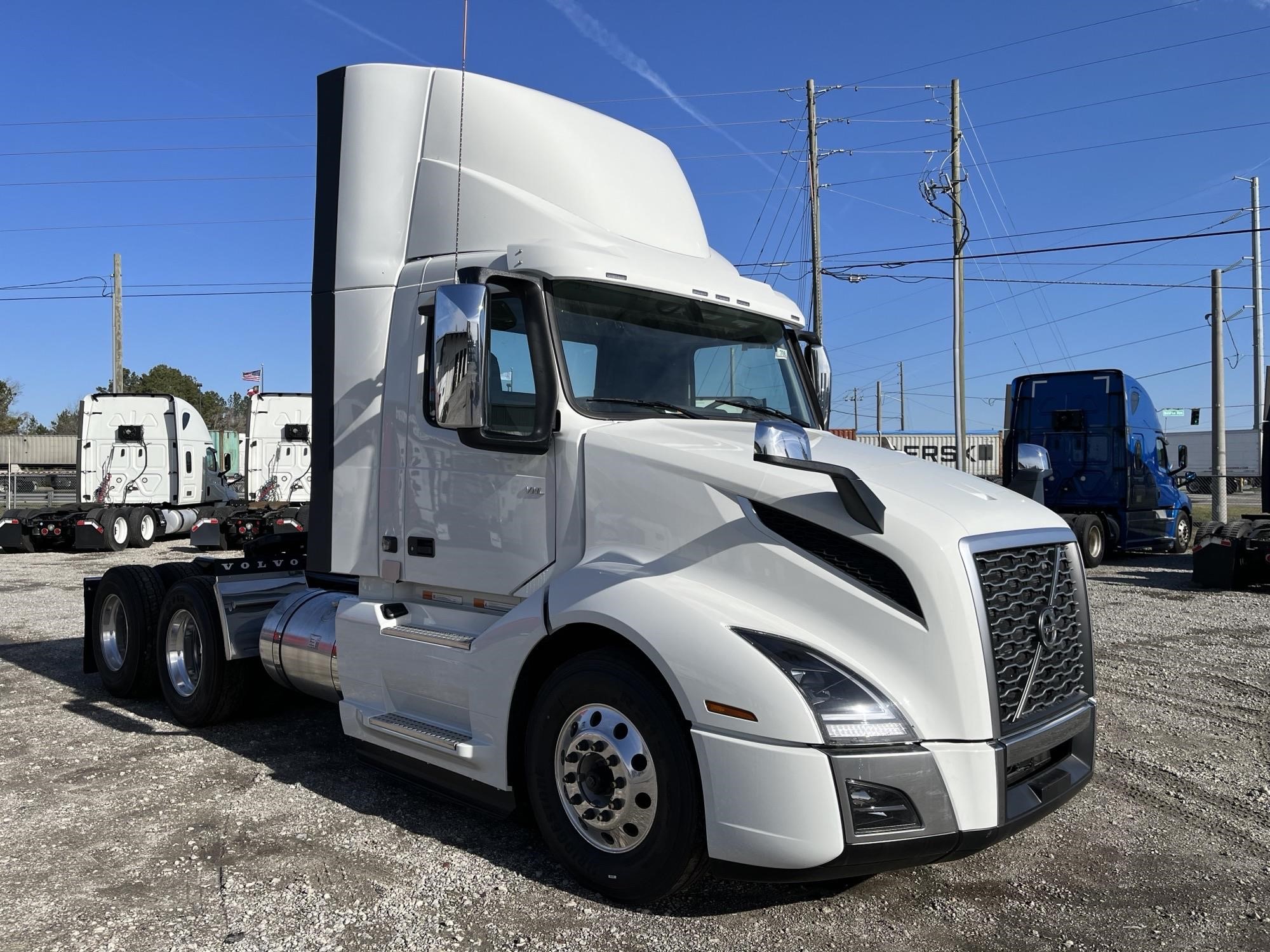 2025 VOLVO VNL64T300 - image 2 of 5