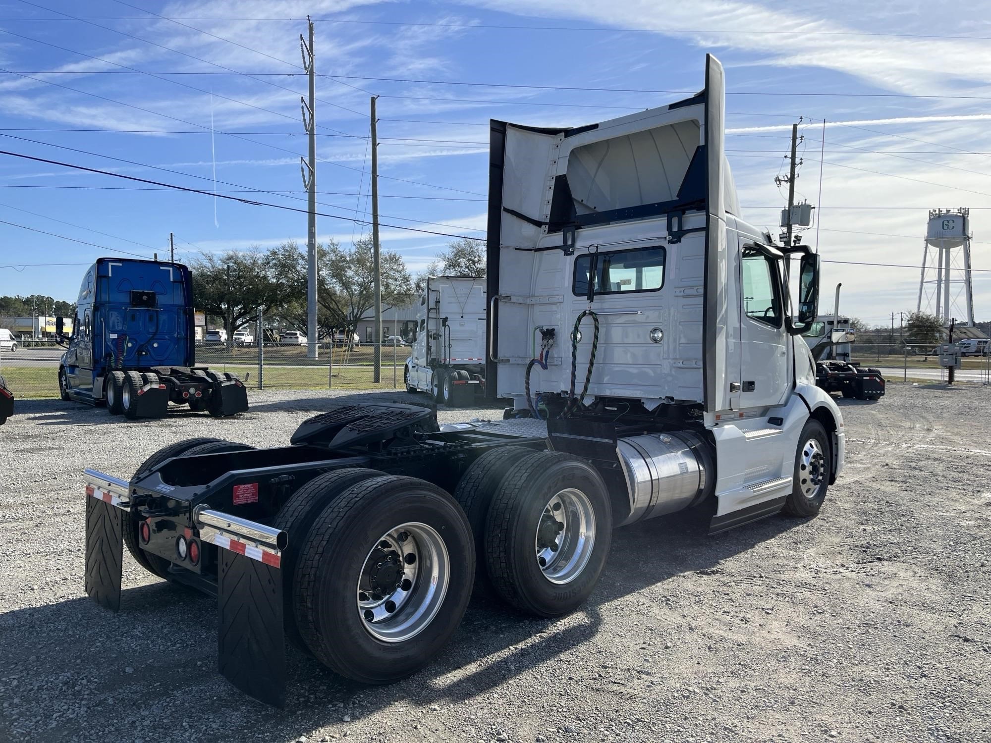 2025 VOLVO VNL64T300 - image 3 of 5