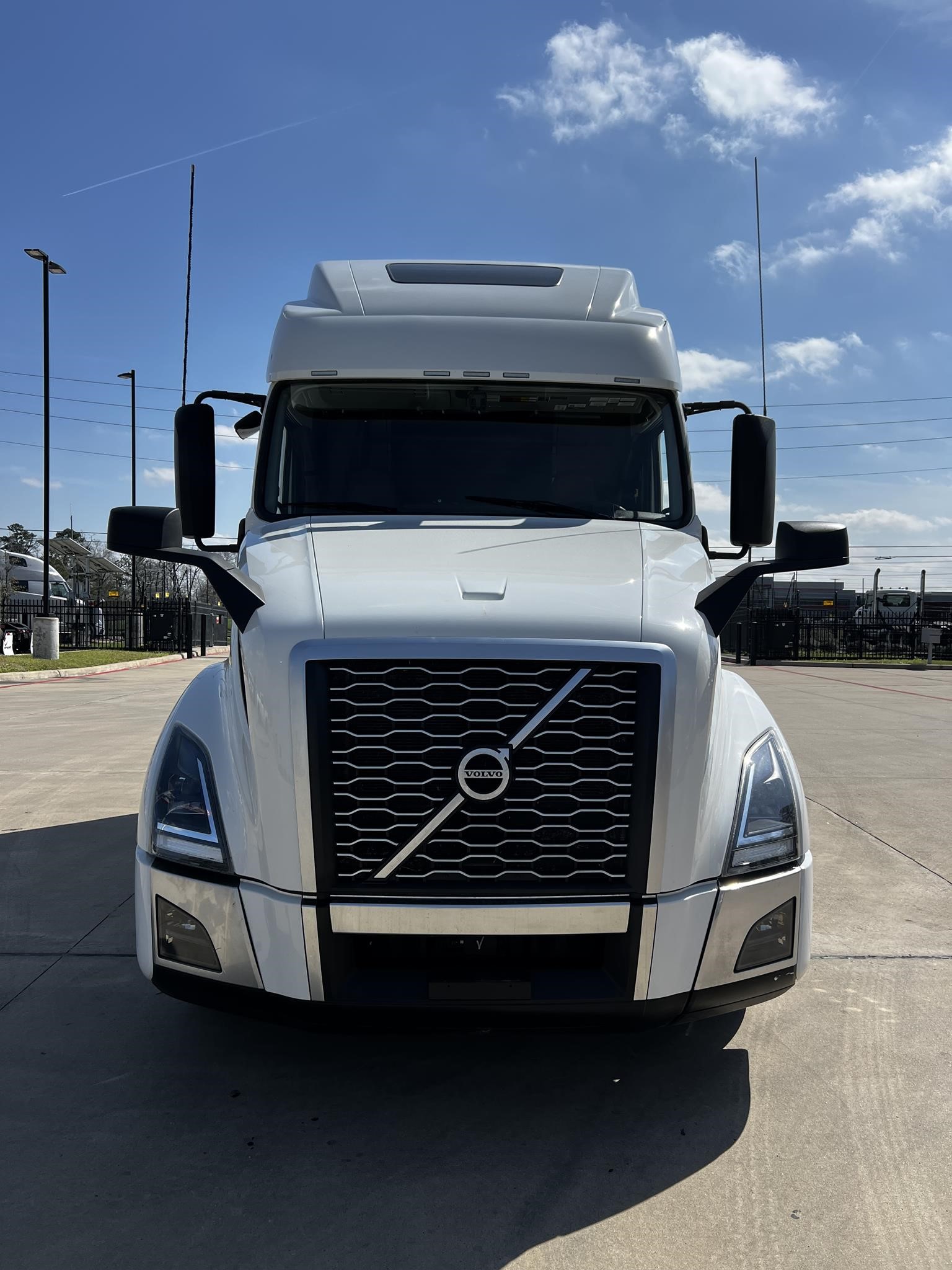 2023 VOLVO VNL64T860 - image 2 of 6