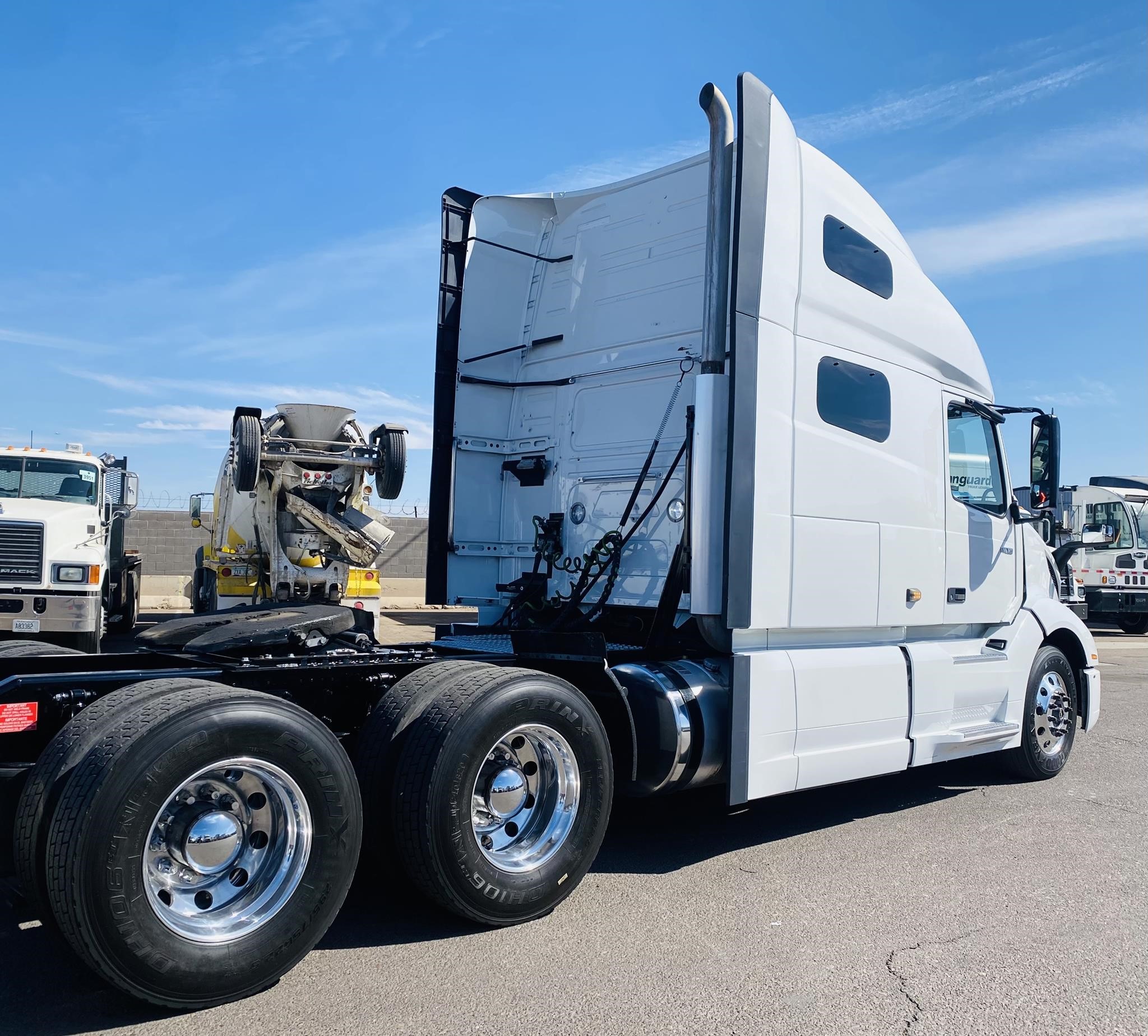 2021 VOLVO VNL64T760 - image 4 of 6