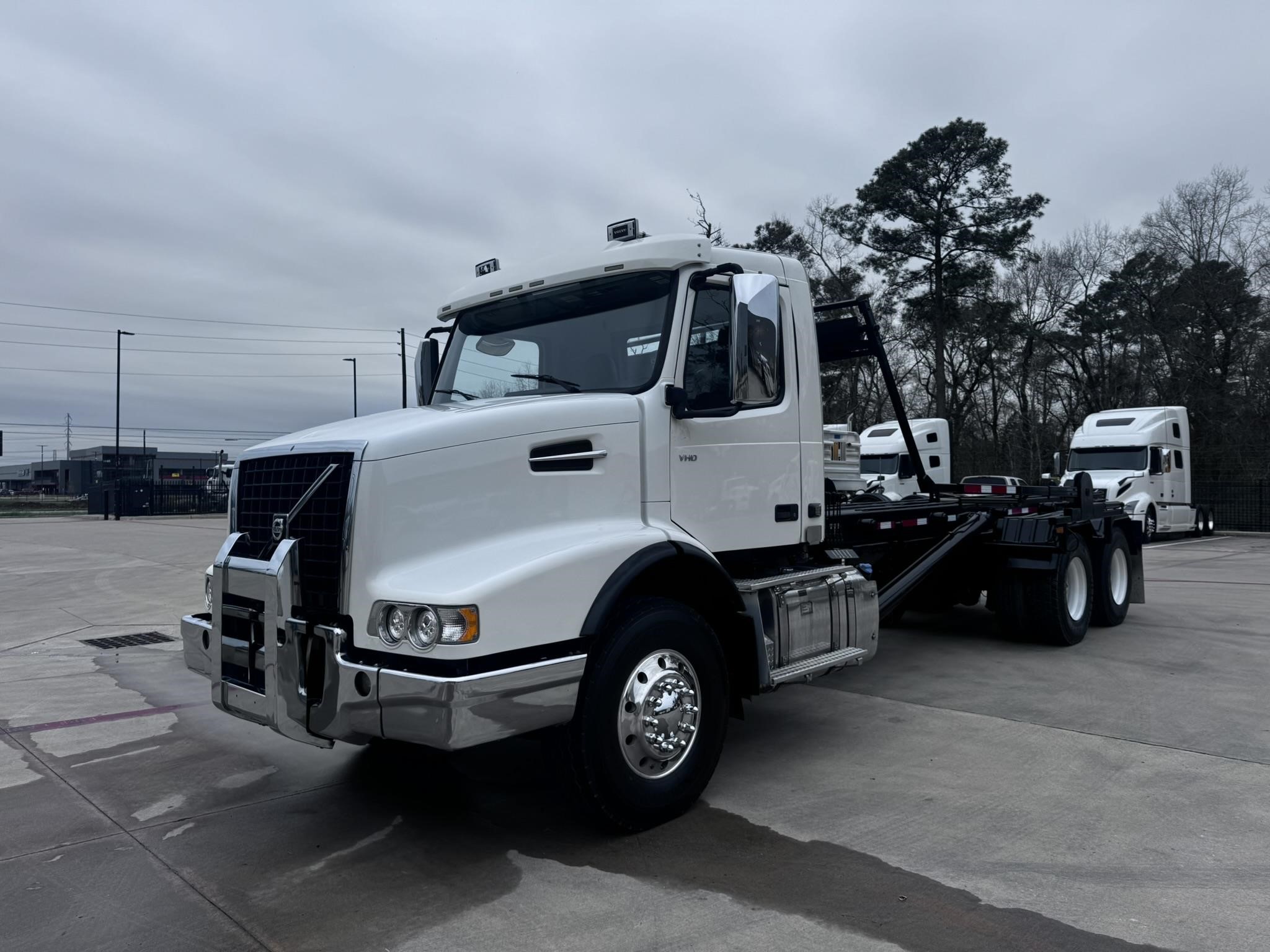 2020 VOLVO VHD64B300 - image 1 of 6