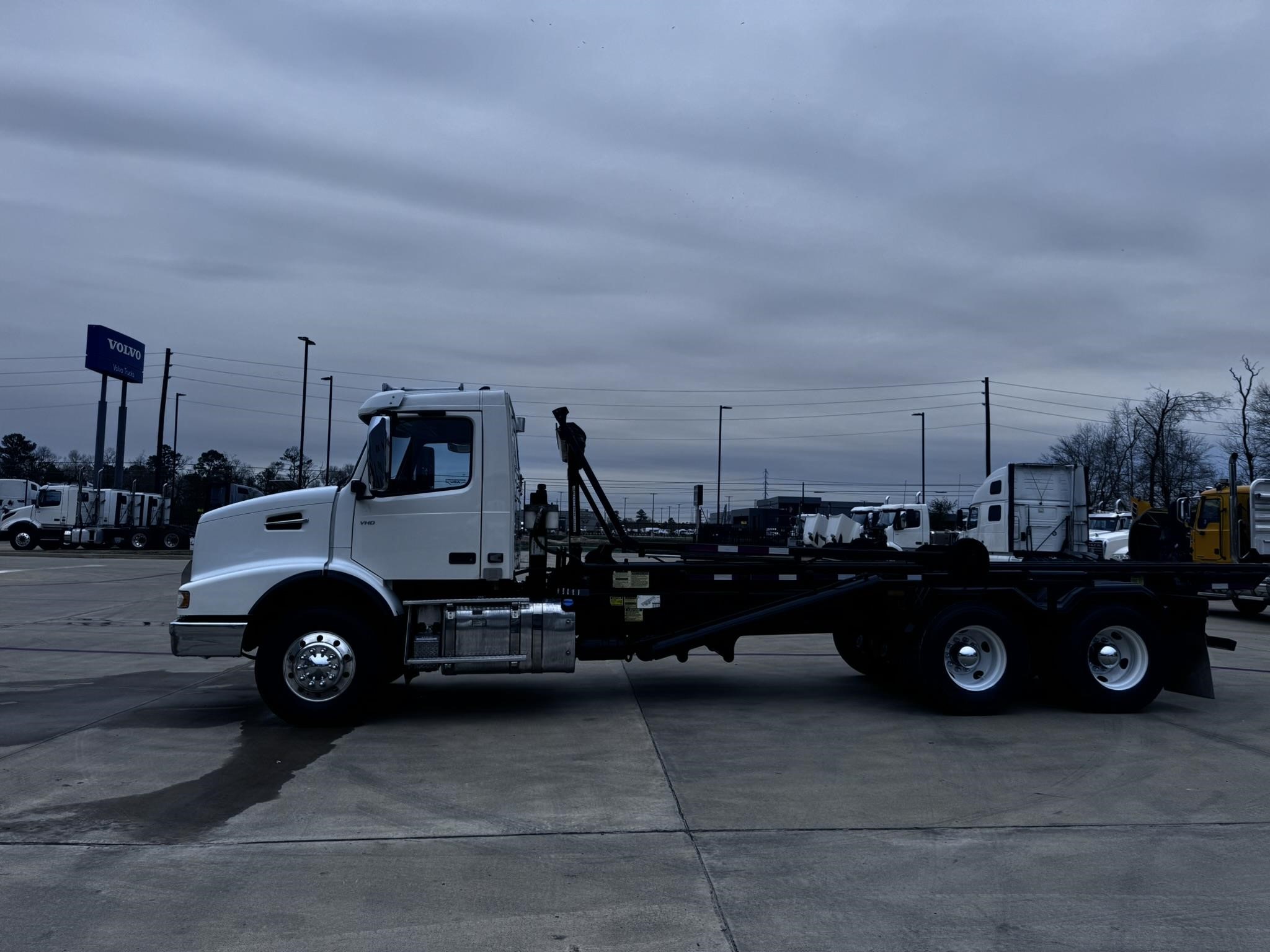 2020 VOLVO VHD64B300 - image 2 of 6