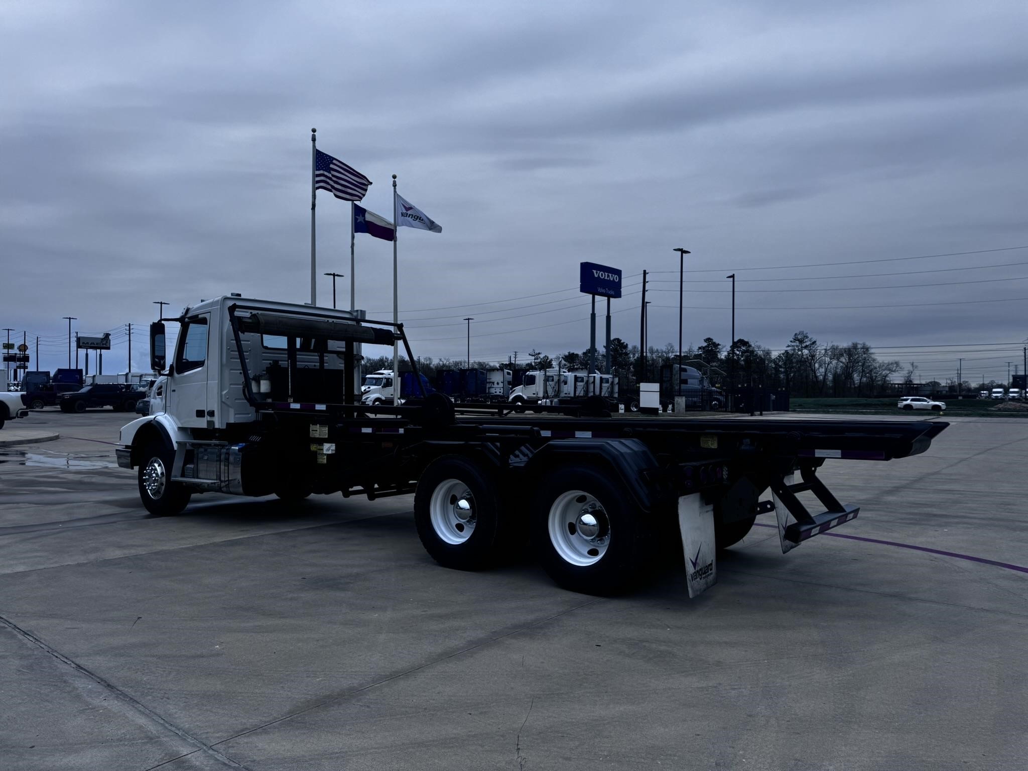 2020 VOLVO VHD64B300 - image 3 of 6