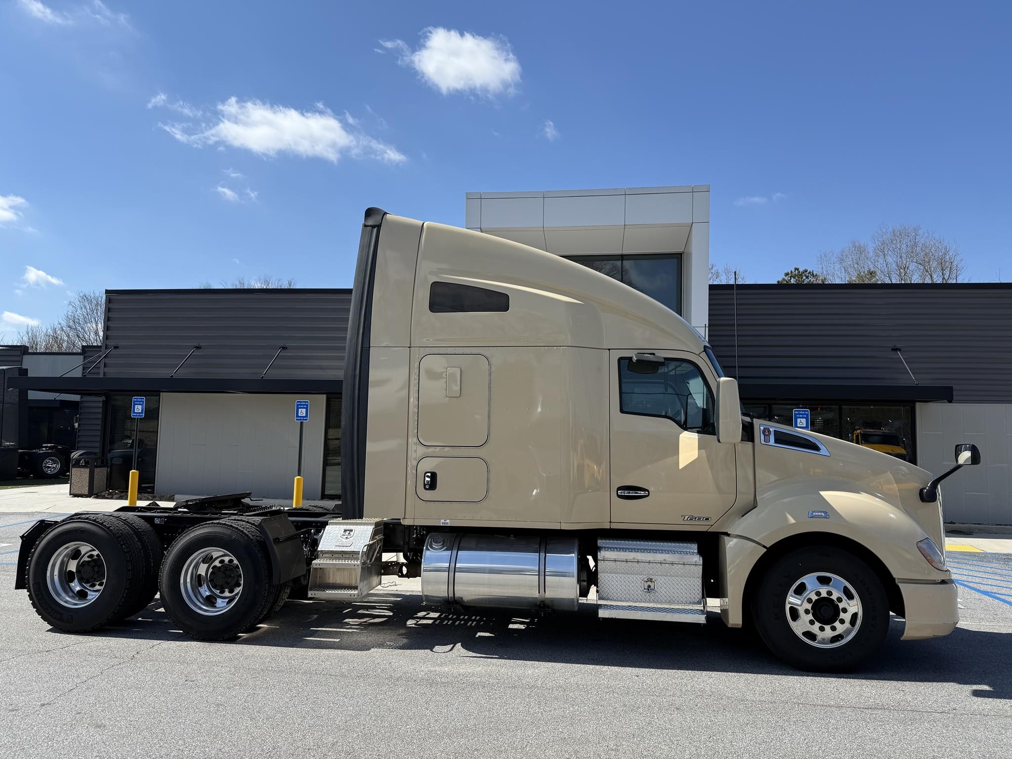 2019 KENWORTH T680 - image 2 of 6