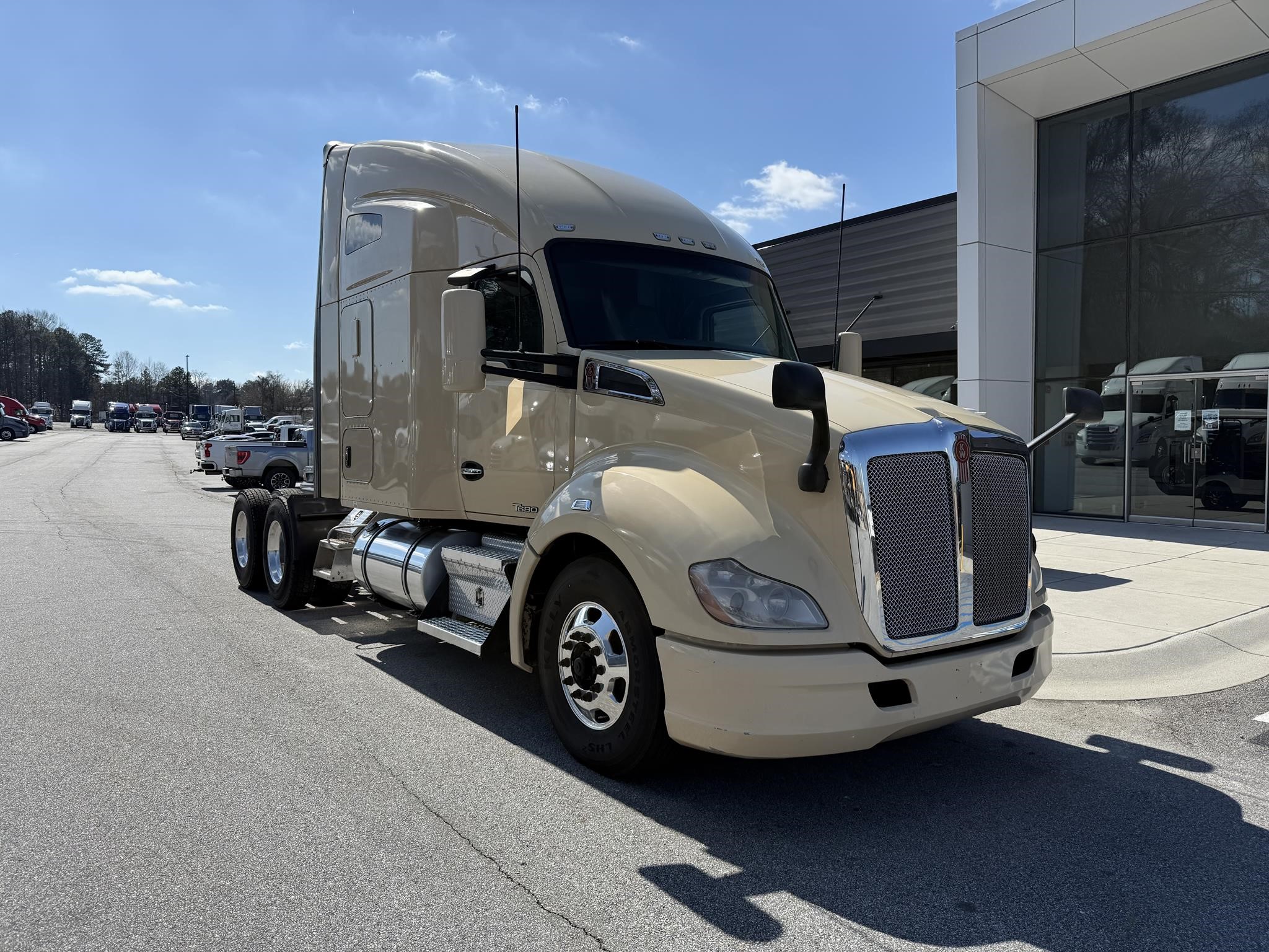 2019 KENWORTH T680 - image 1 of 6