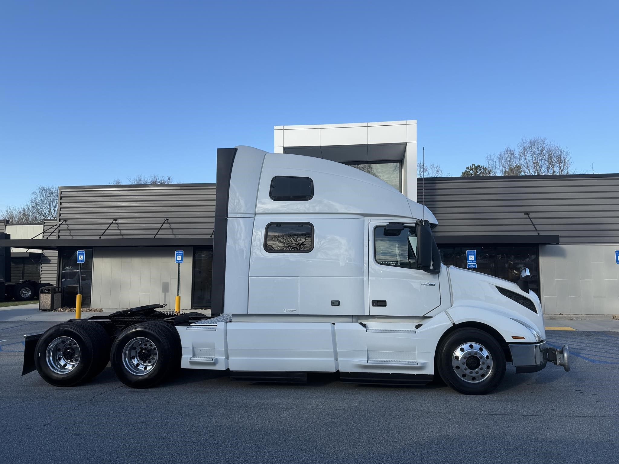 2020 VOLVO VNL64T860 - image 2 of 6