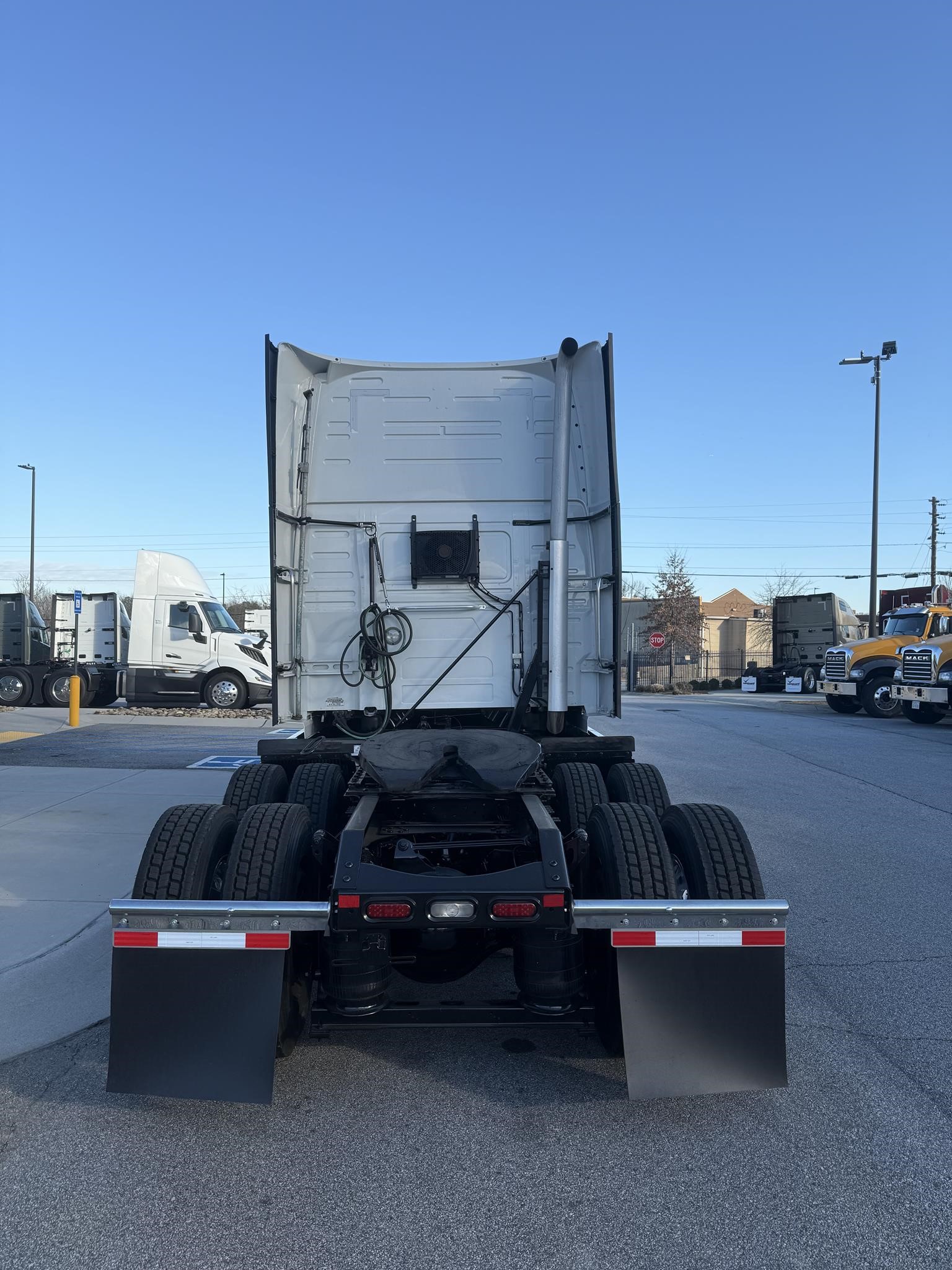 2020 VOLVO VNL64T860 - image 4 of 6