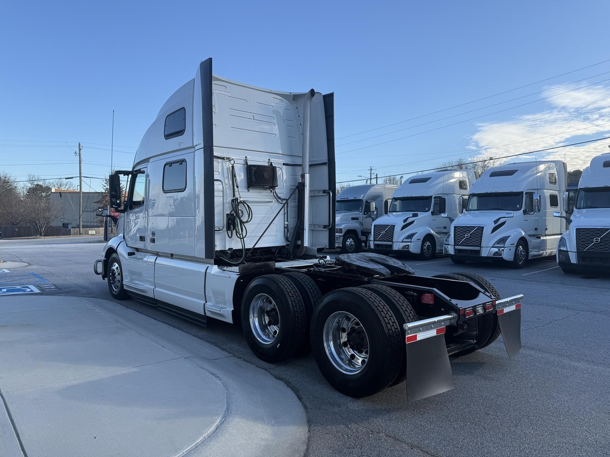 2020 VOLVO VNL64T860 - image 5 of 6