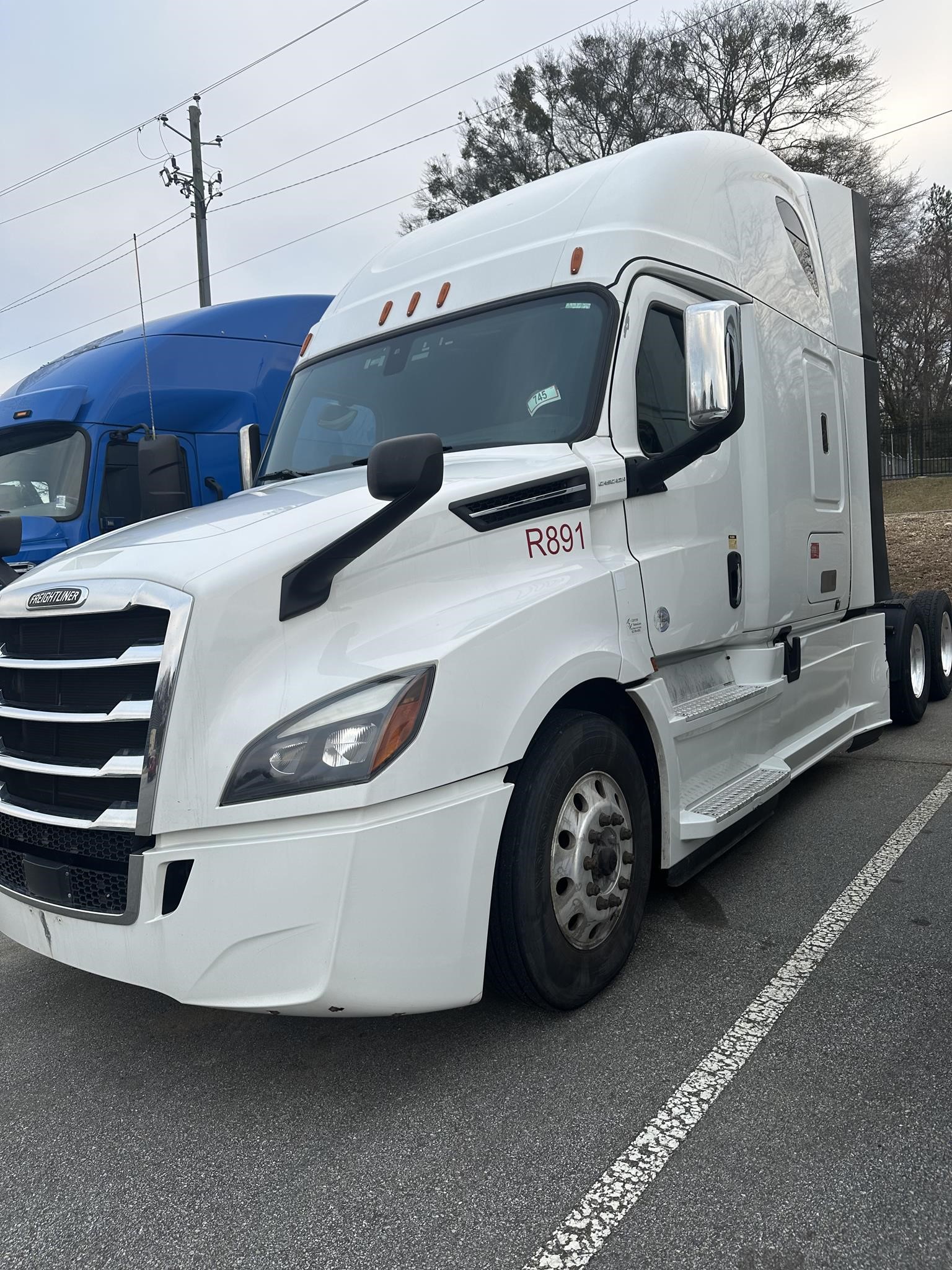 2020 FREIGHTLINER CASCADIA 126 - image 1 of 1