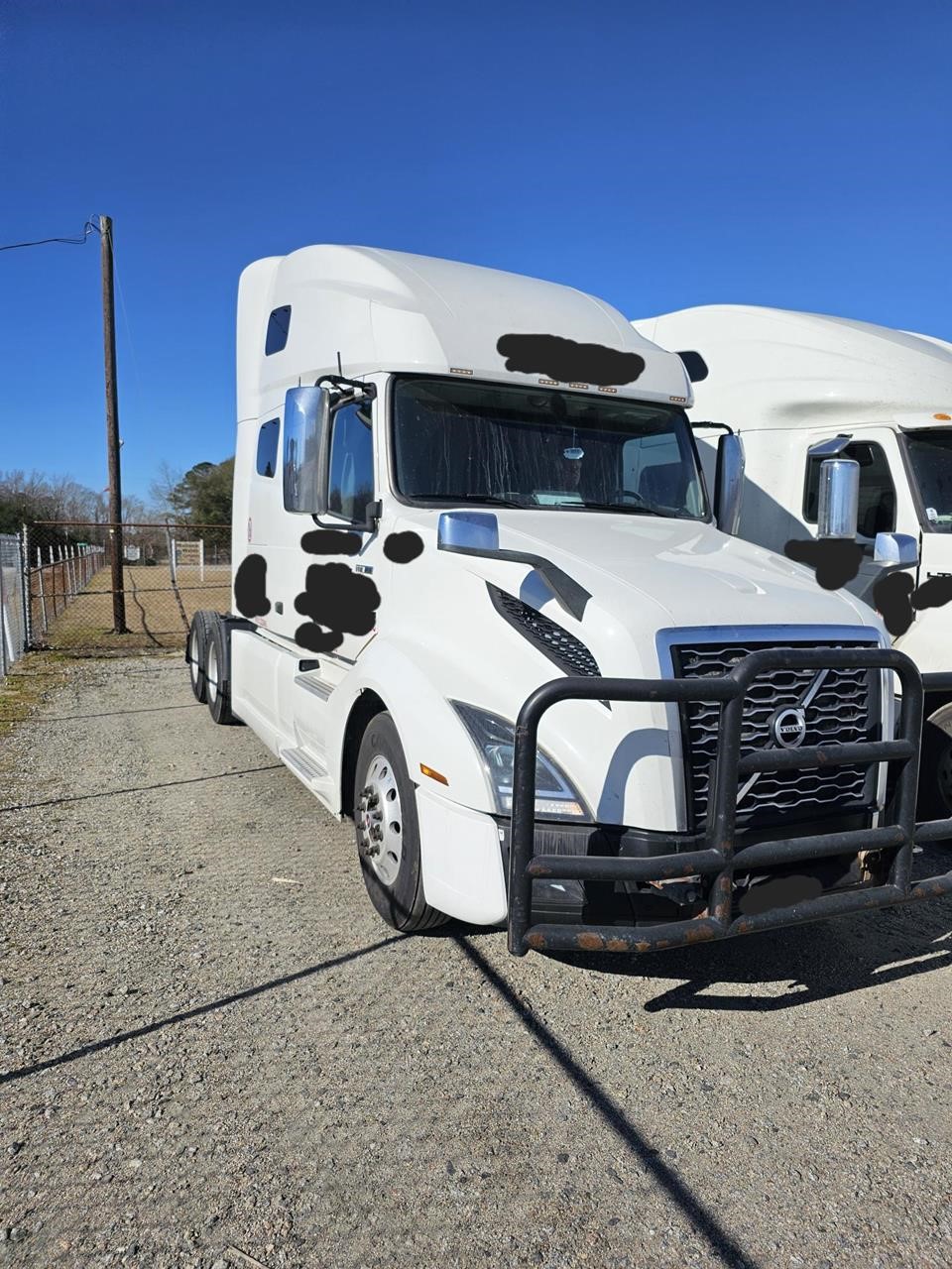 2020 VOLVO VNL64T760 - image 2 of 6