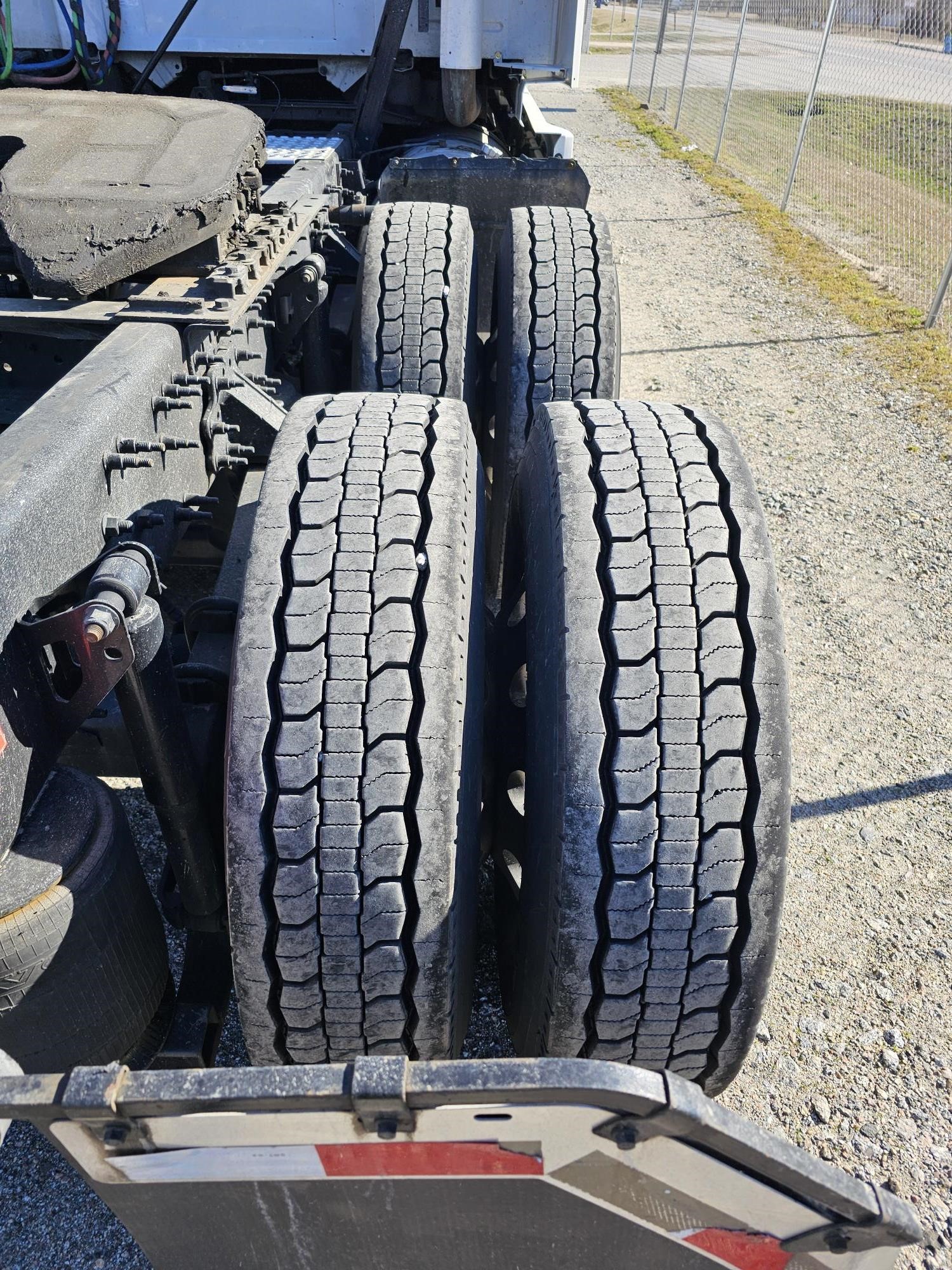 2020 VOLVO VNL64T760 - image 3 of 6