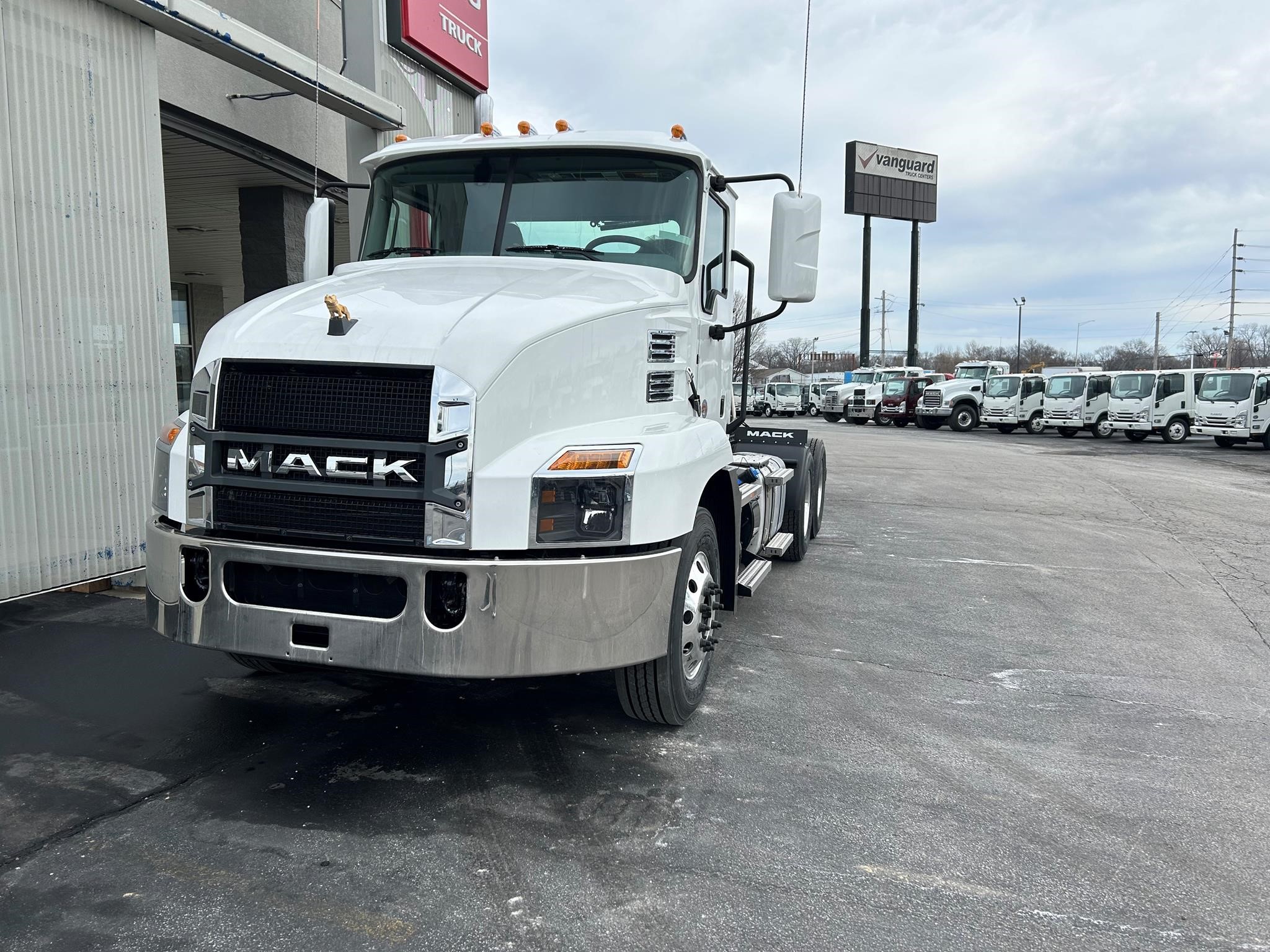 2025 MACK ANTHEM 64T - image 2 of 6