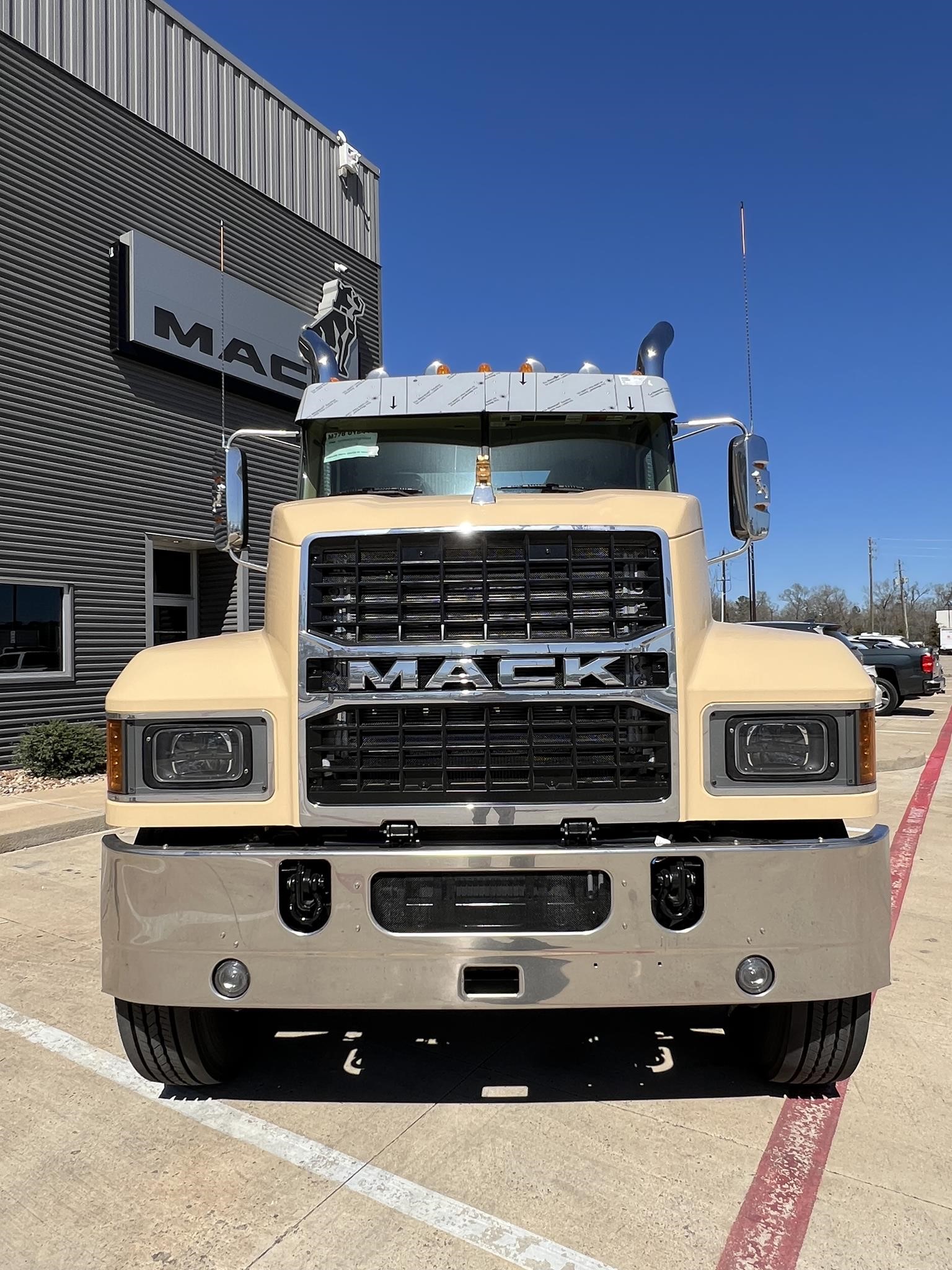 2026 MACK PINNACLE 64T - image 2 of 6