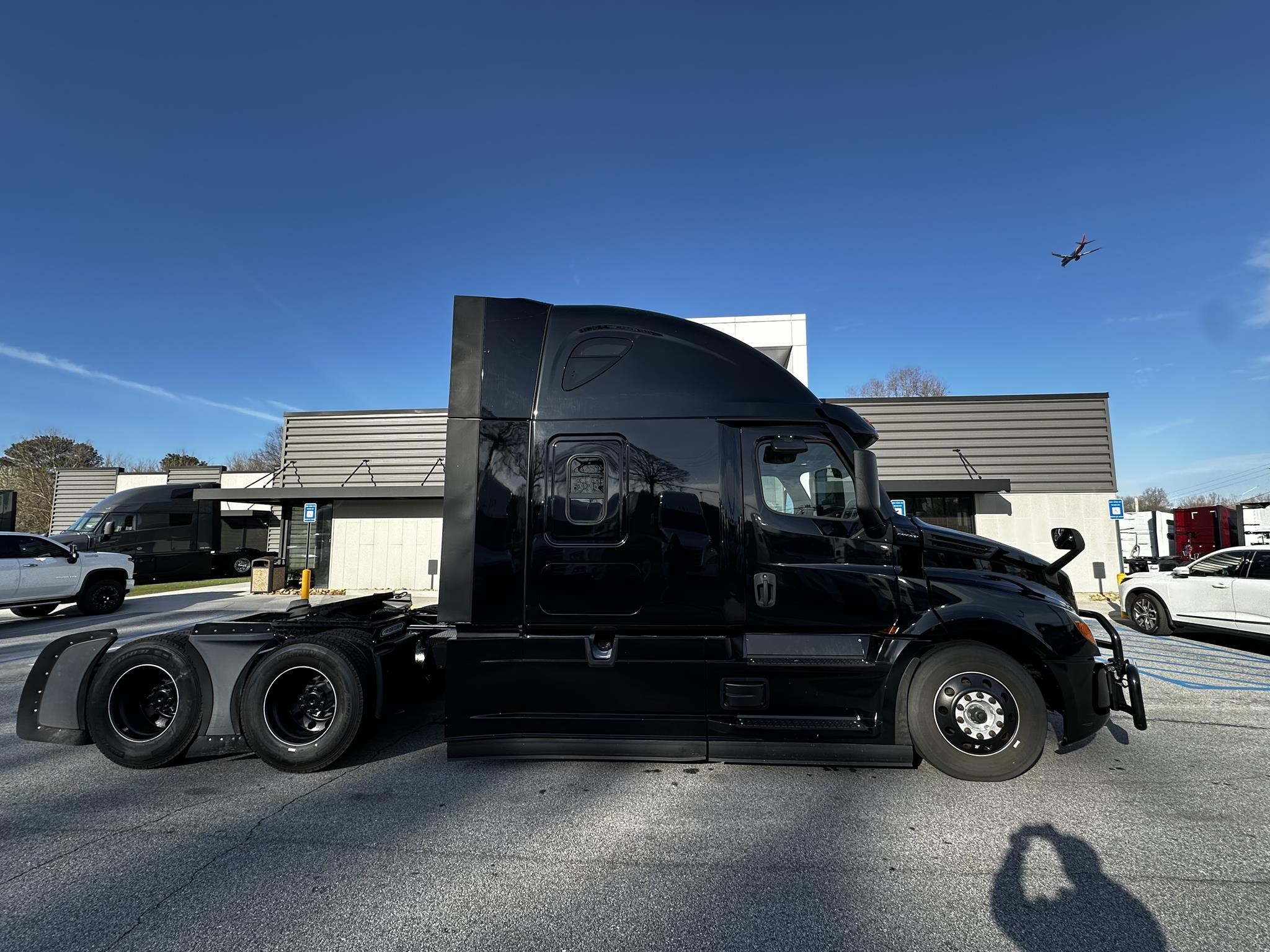 2023 FREIGHTLINER CASCADIA 126 - image 2 of 6