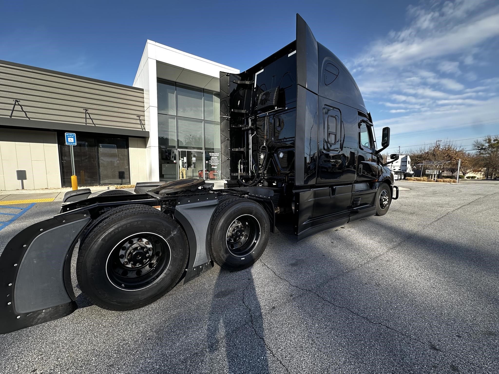 2023 FREIGHTLINER CASCADIA 126 - image 3 of 6