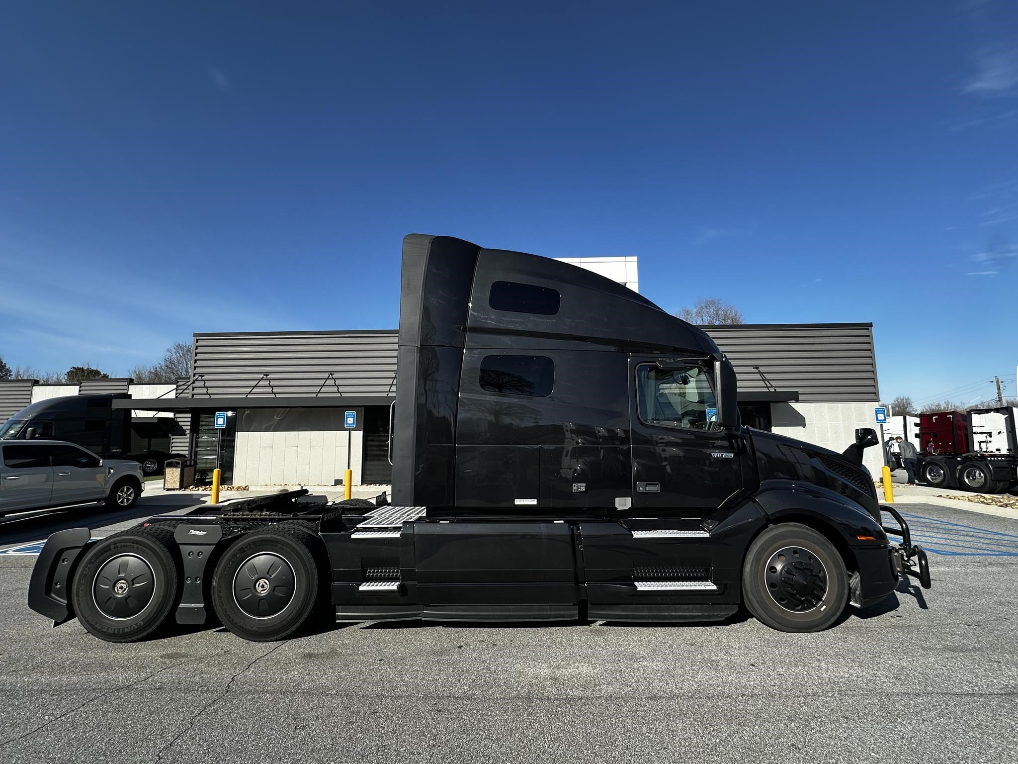 2023 VOLVO VNL64T760 - image 2 of 6