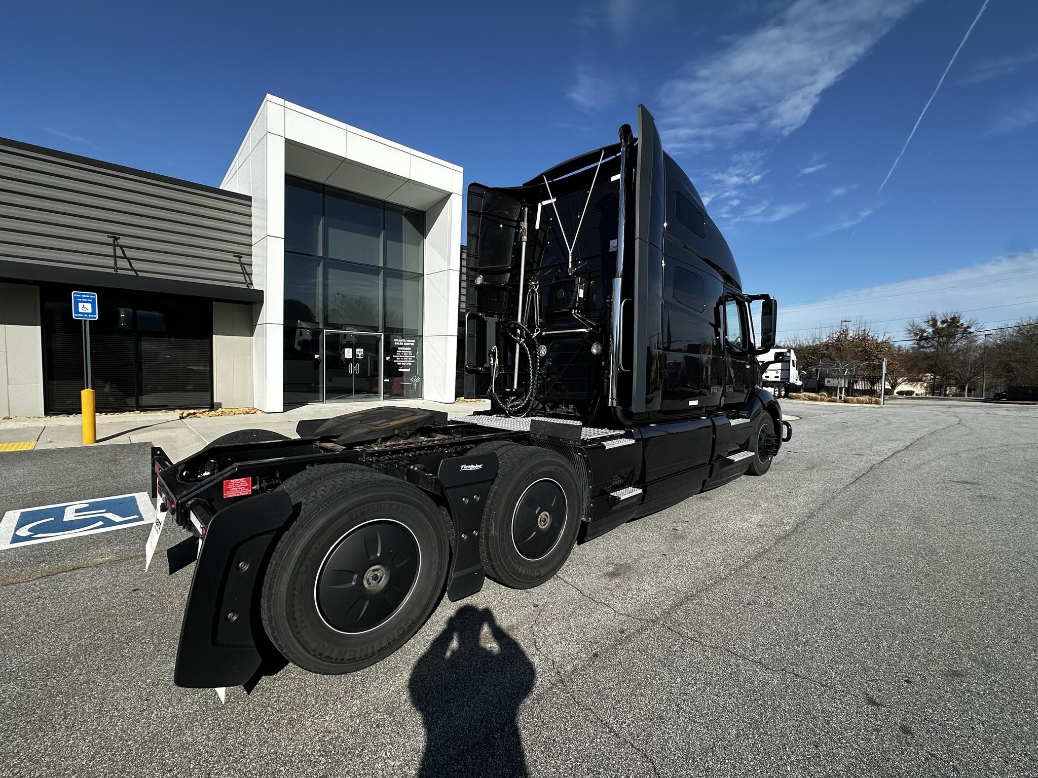 2023 VOLVO VNL64T760 - image 3 of 6