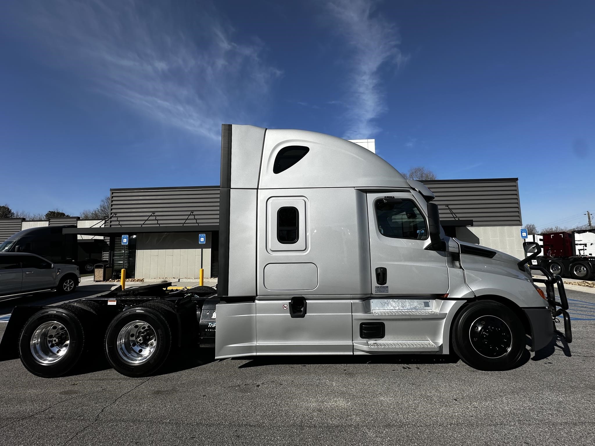 2023 FREIGHTLINER CASCADIA 126 - image 2 of 6