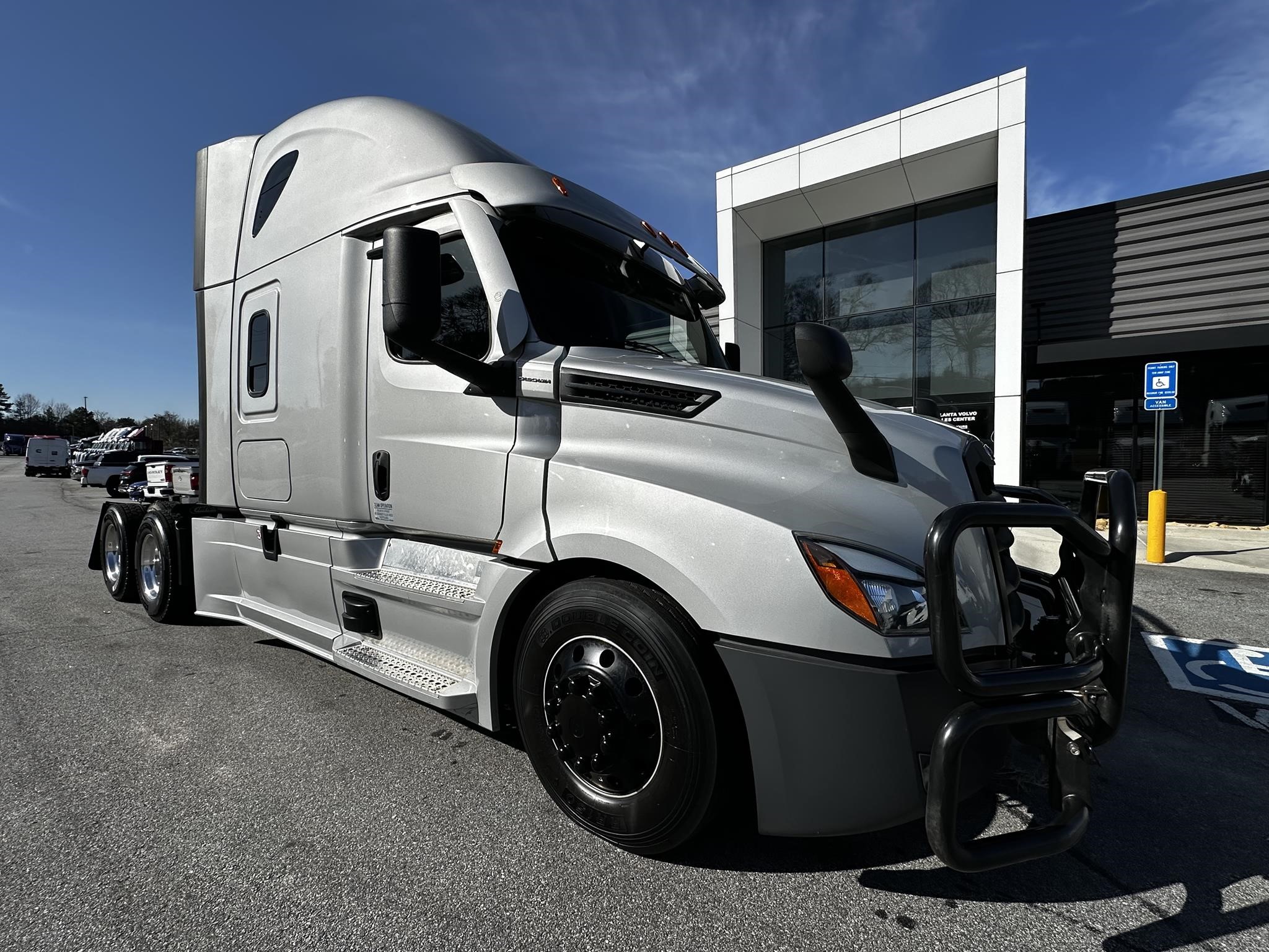 2023 FREIGHTLINER CASCADIA 126 - image 1 of 6