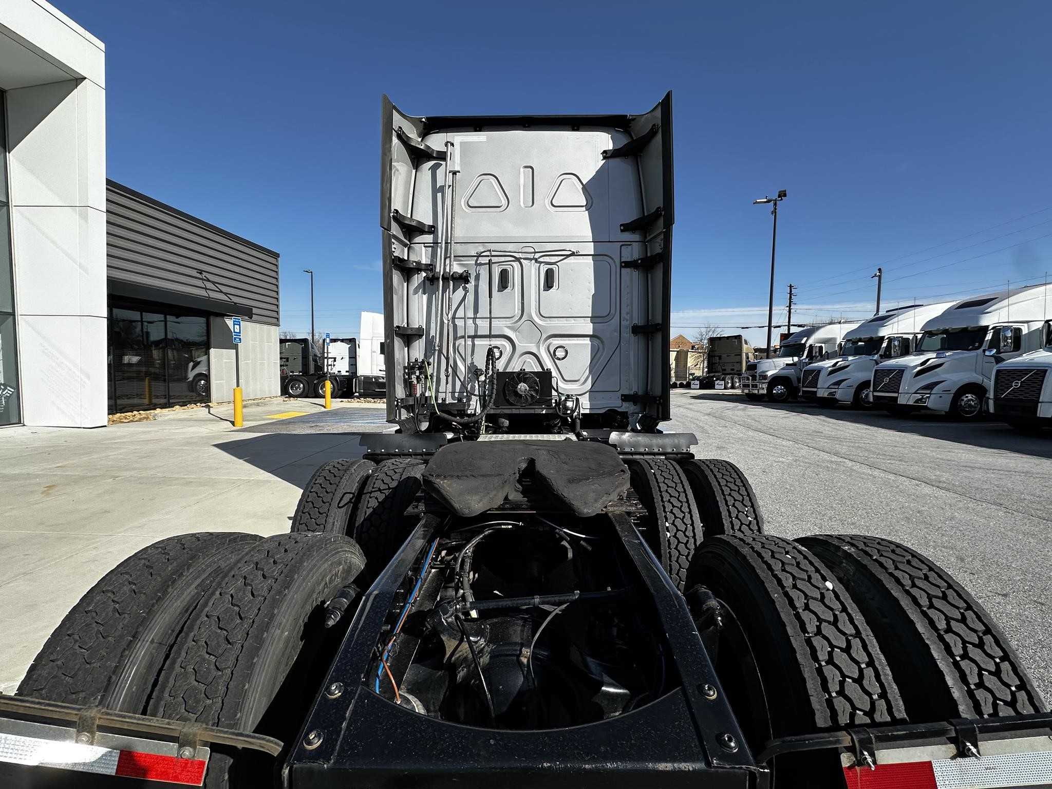 2023 FREIGHTLINER CASCADIA 126 - image 4 of 6