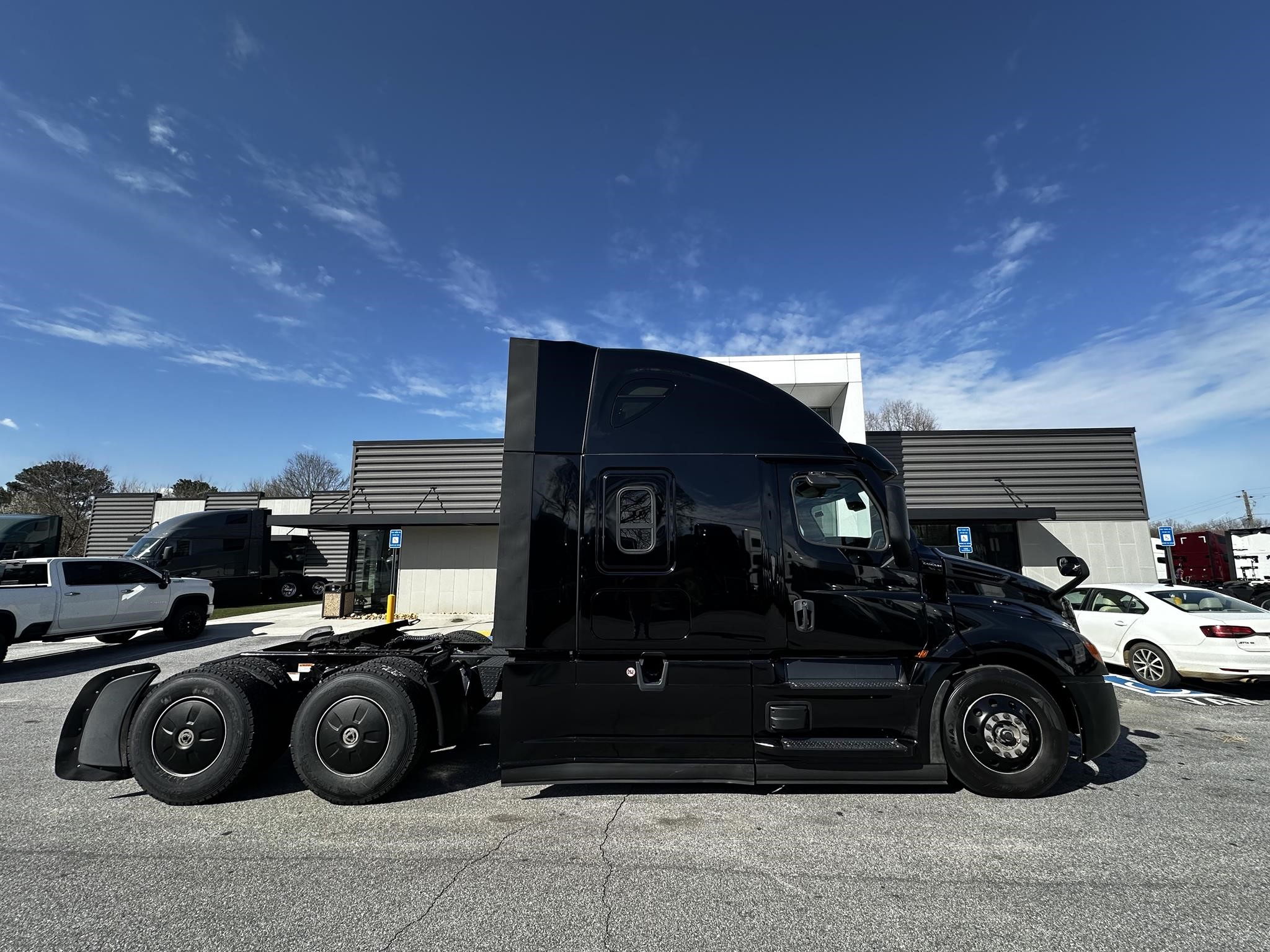 2023 FREIGHTLINER CASCADIA 126 - image 2 of 6