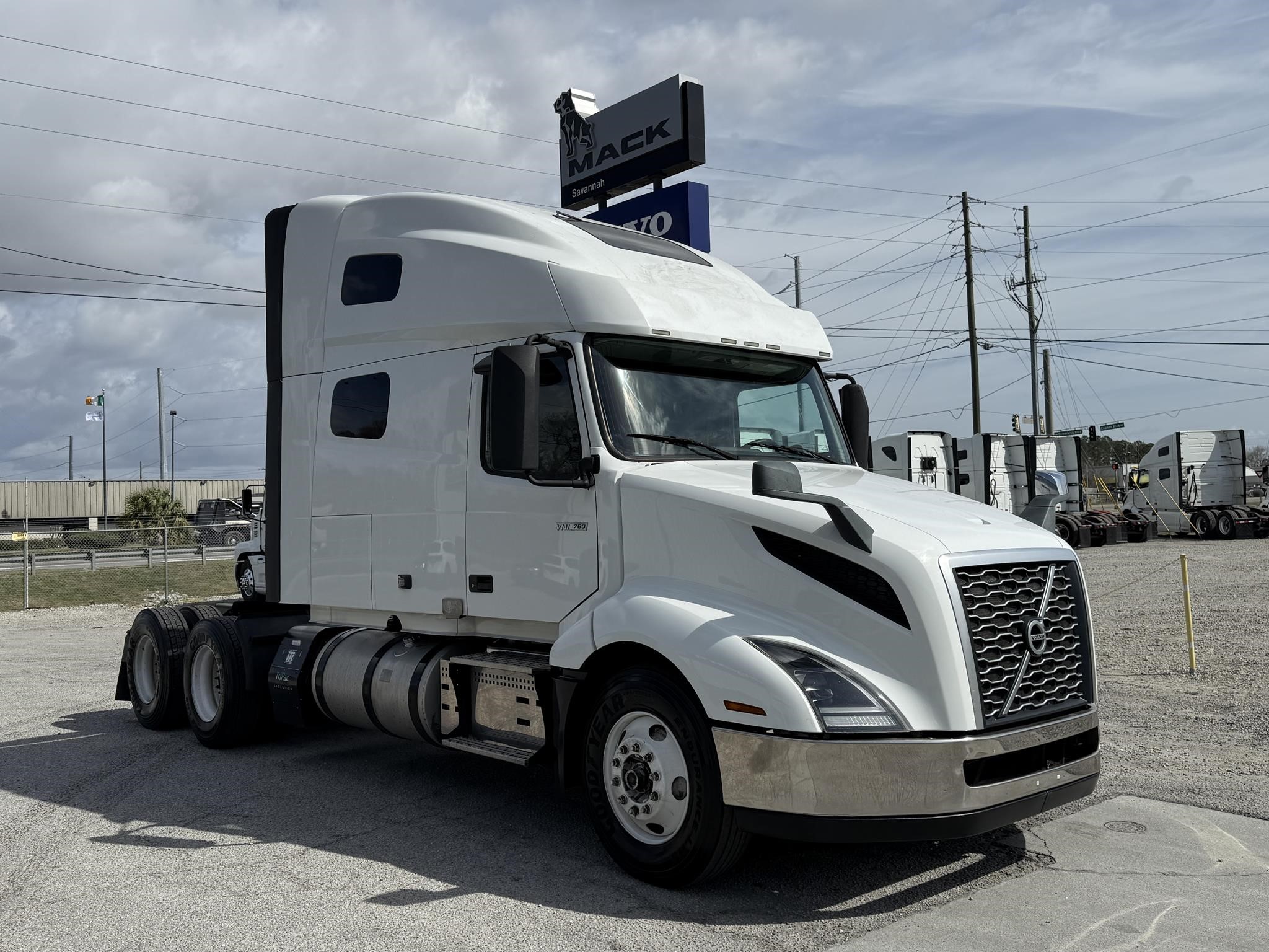 2019 VOLVO VNL64T760 - image 3 of 6