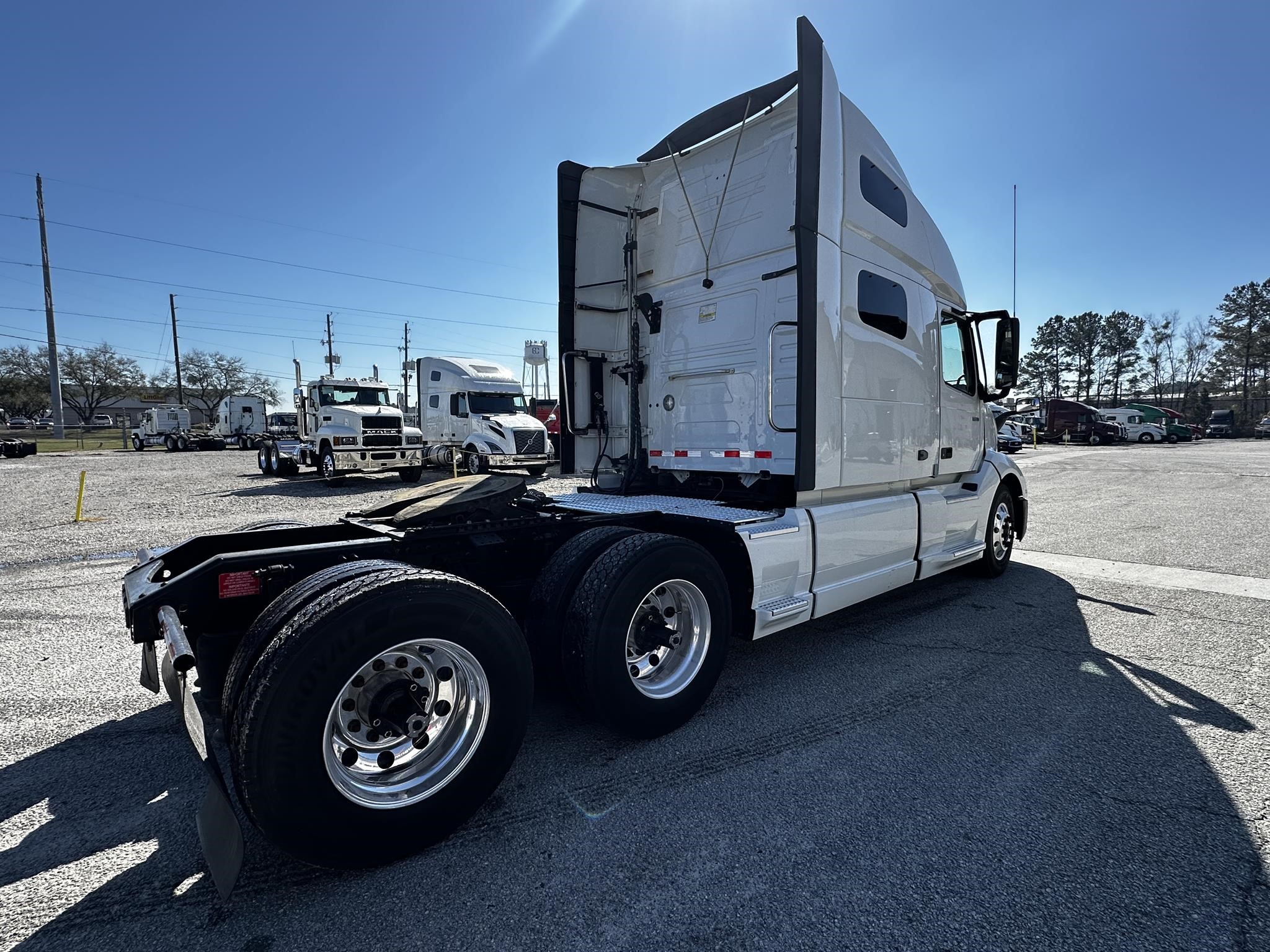 2019 VOLVO VNL64T760 - image 4 of 6