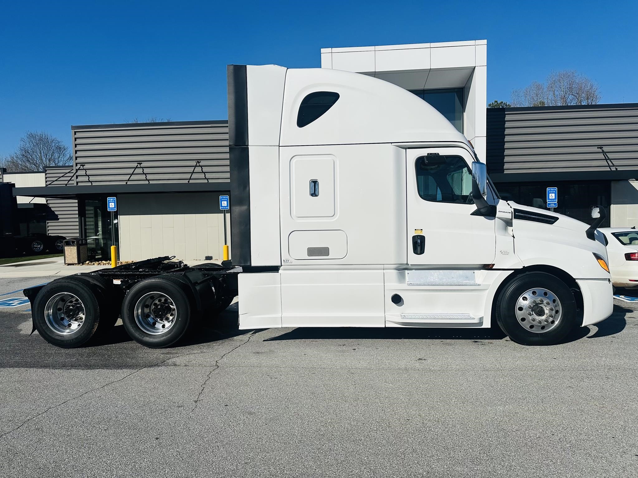 2020 FREIGHTLINER CASCADIA 126 - image 2 of 6