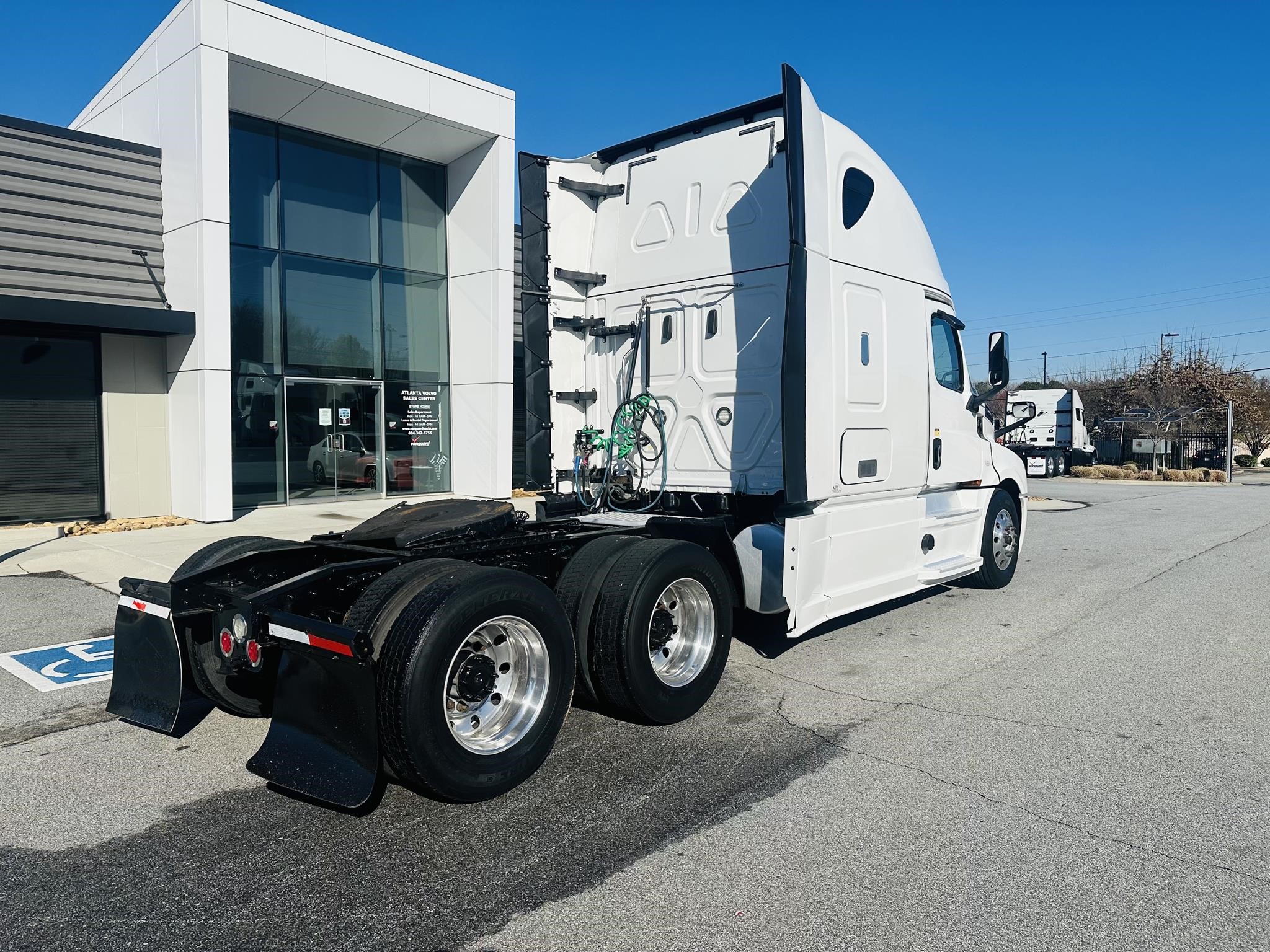 2020 FREIGHTLINER CASCADIA 126 - image 3 of 6