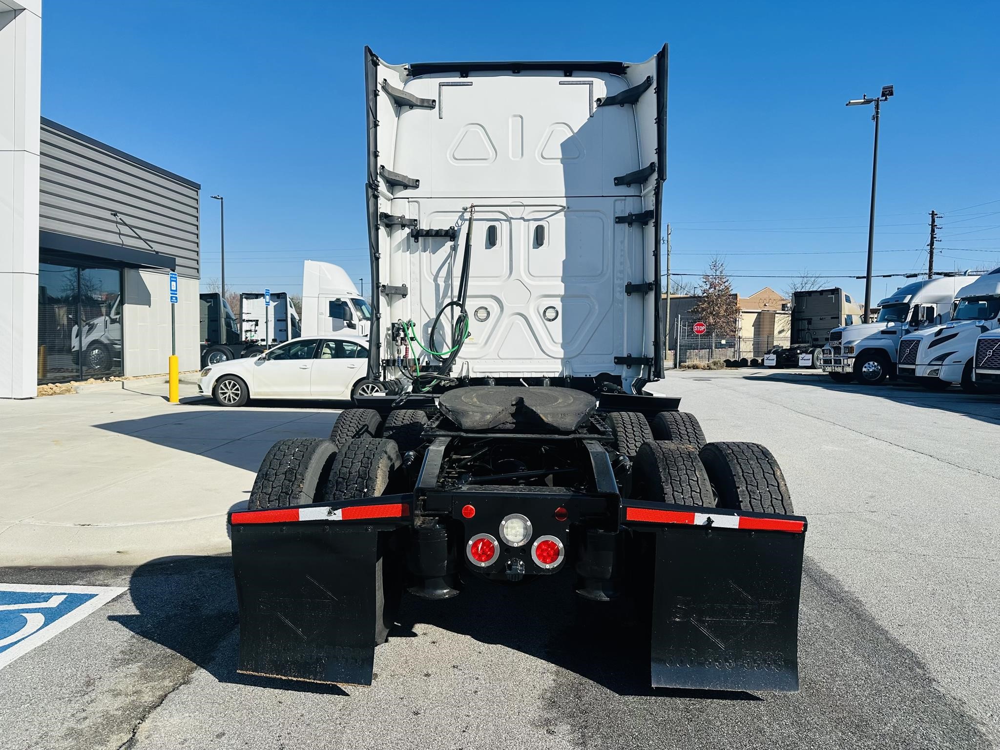 2020 FREIGHTLINER CASCADIA 126 - image 4 of 6